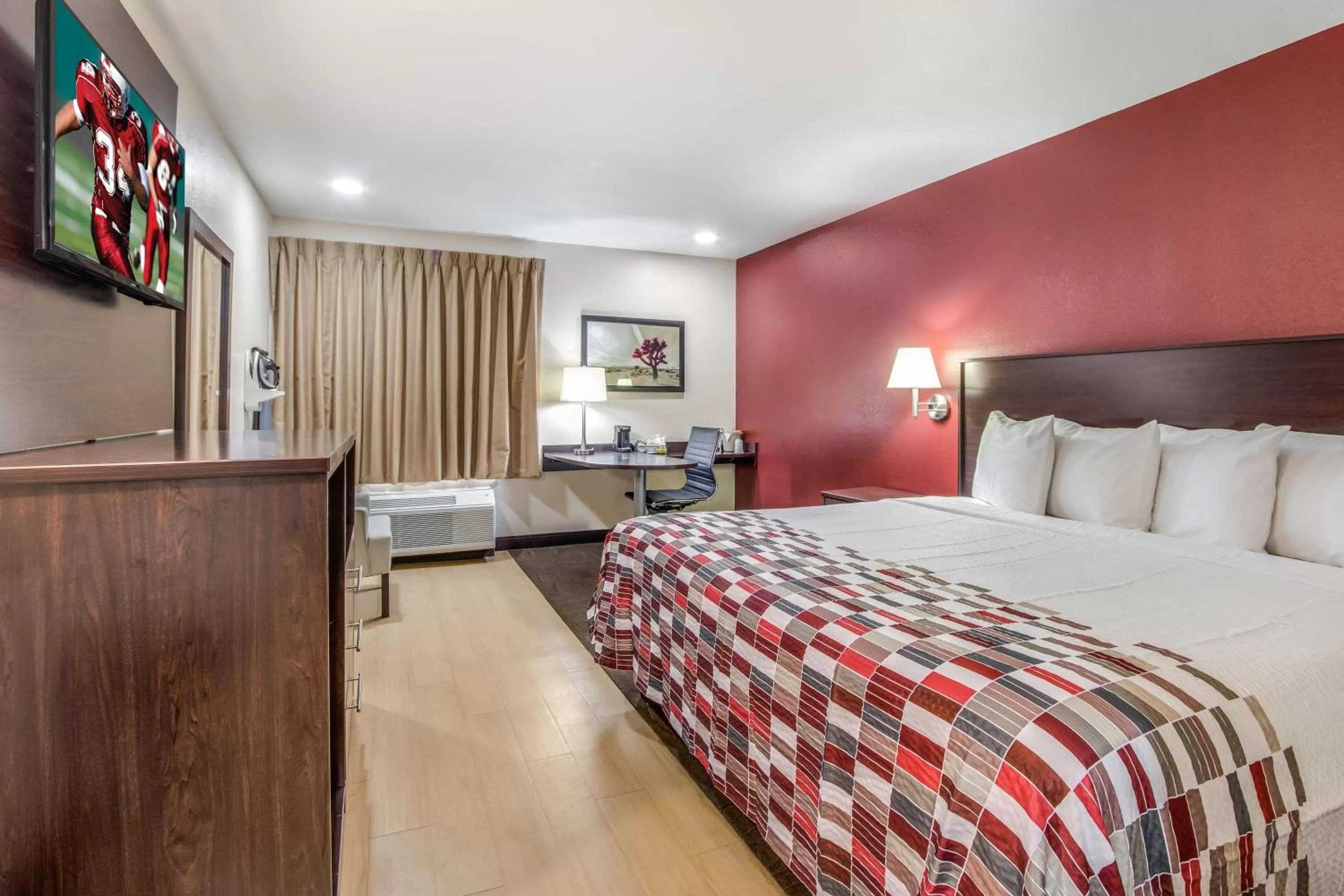 Superior King Room Disability Access Smoke Free in Red Roof Inn Phoenix North - Deer Valley - Bell Rd