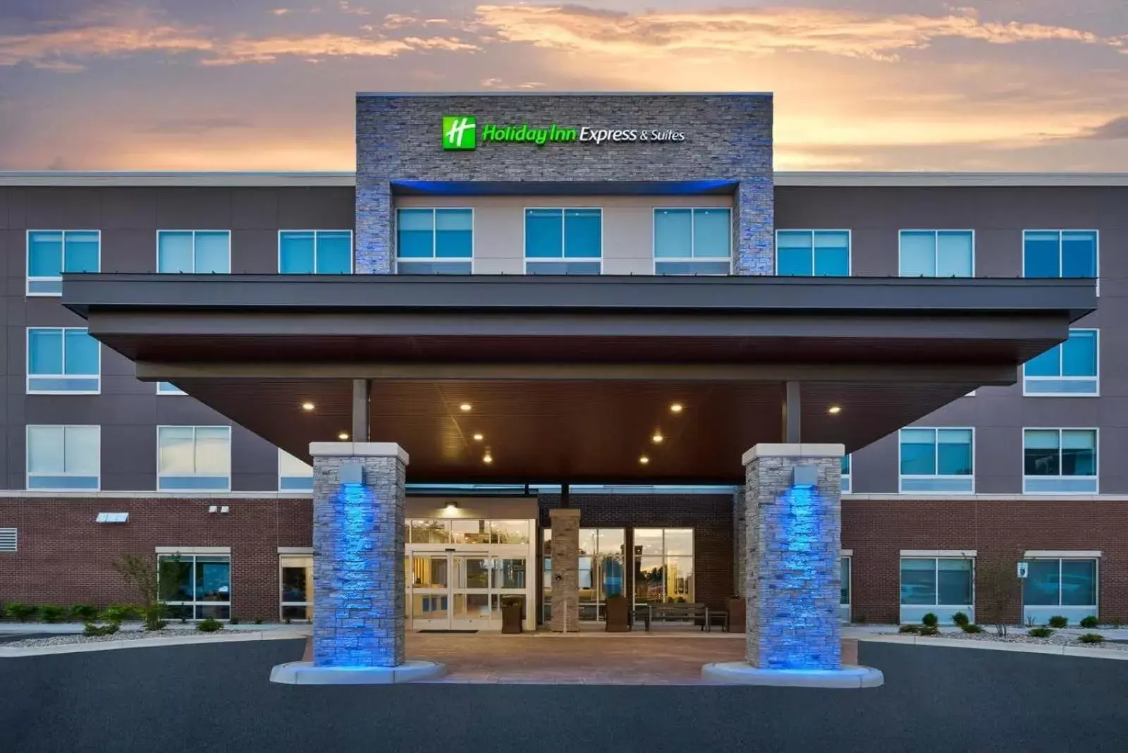 Facade/Entrance in Holiday Inn Express & Suites - Grand Rapids Airport - South, an IHG Hotel