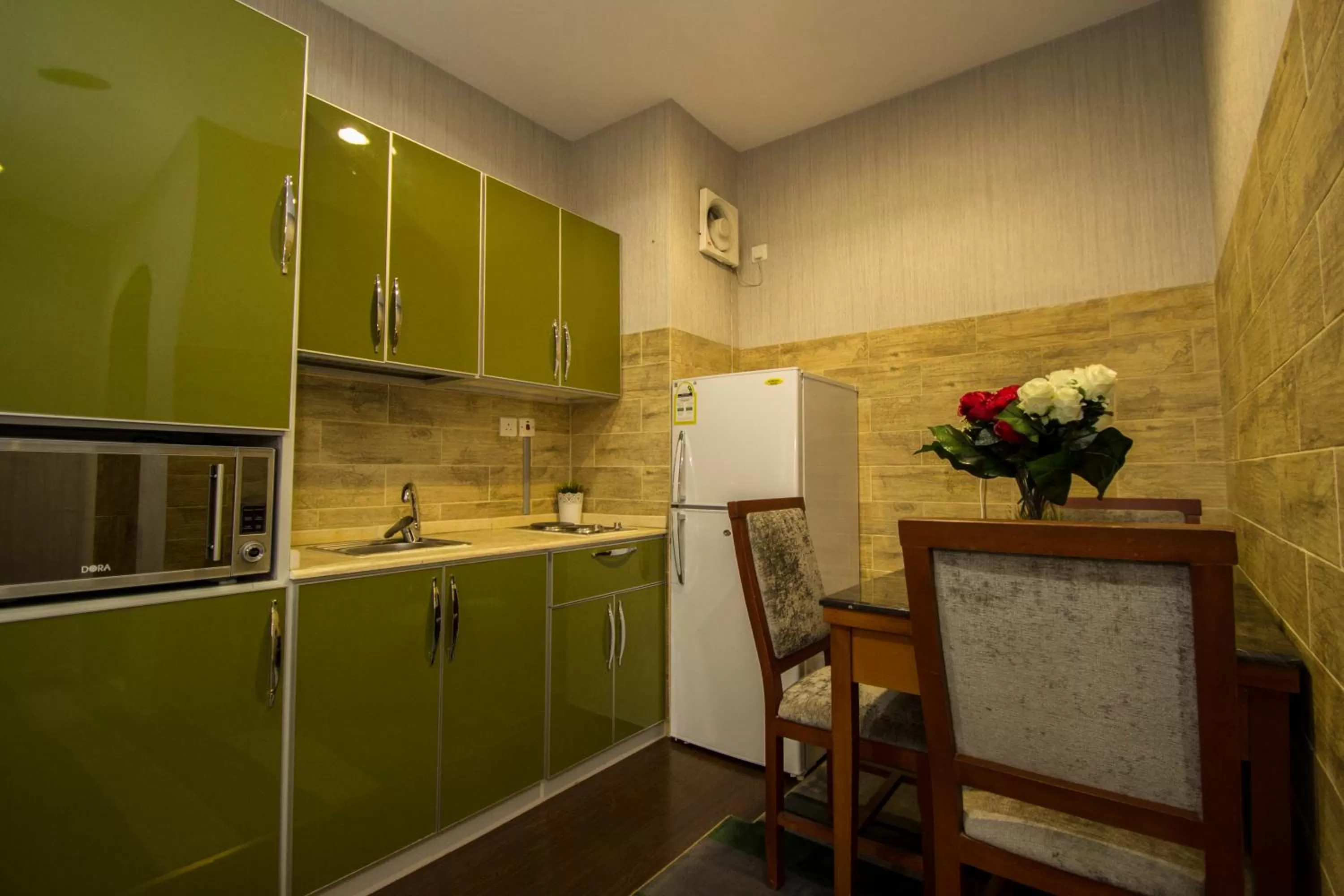Kitchen or kitchenette in شاطيء الحياة للأجنحة الفندقية shaty alhayat