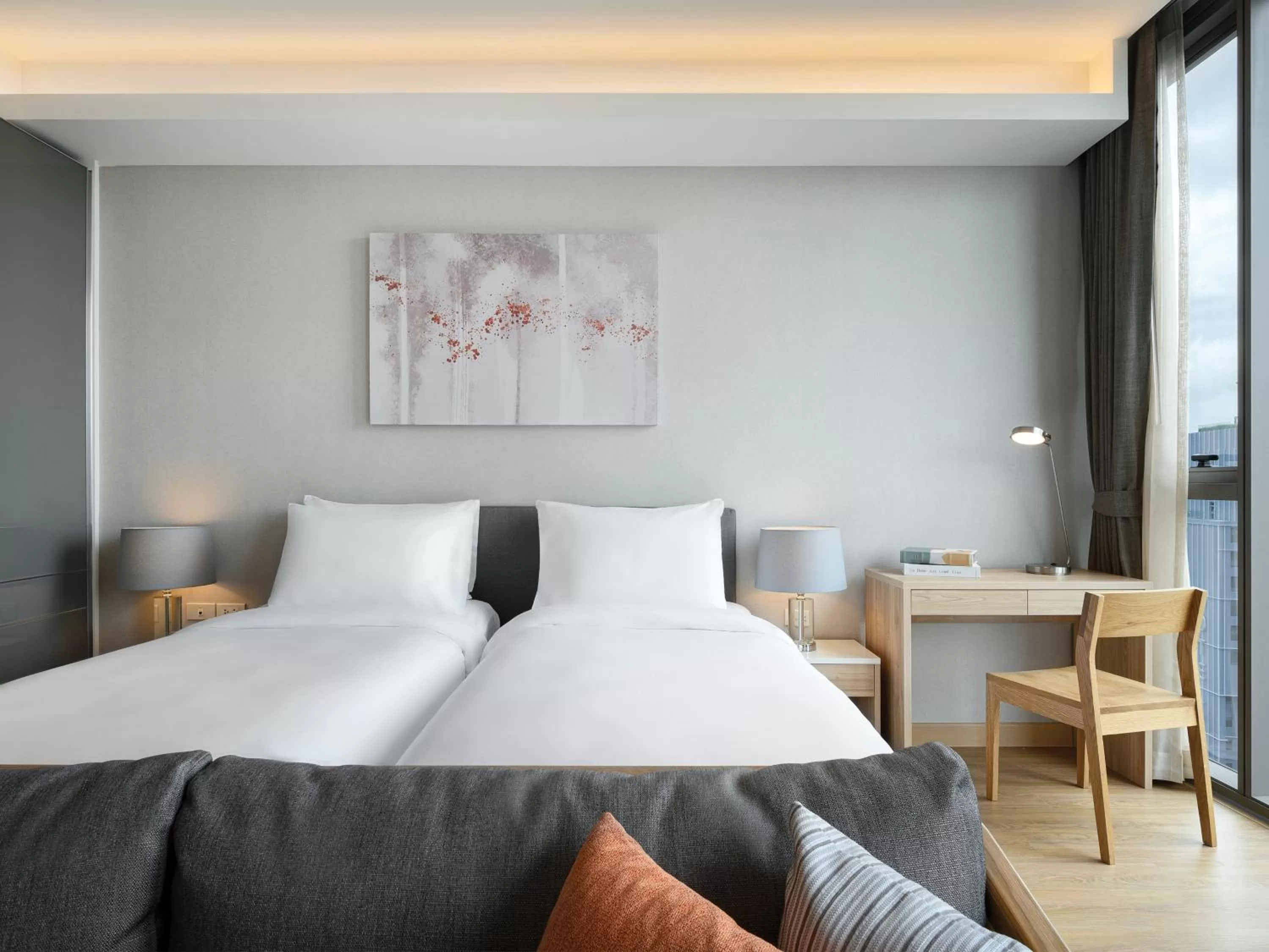 Seating area, Bed in Oakwood Suites Bangkok