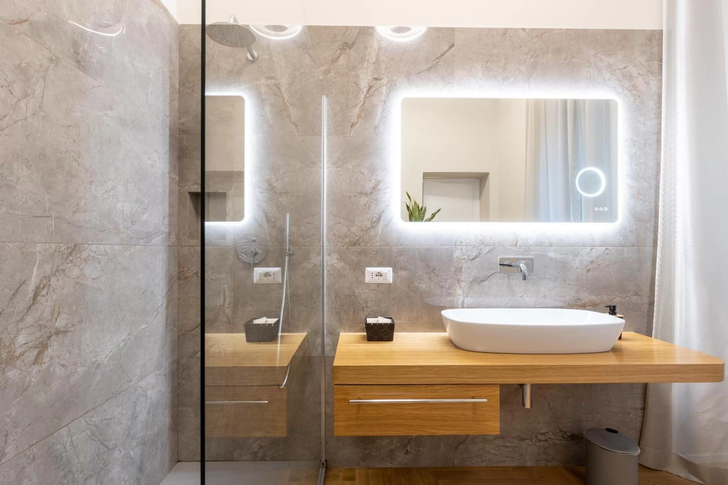 Shower, Bathroom in Suites Romae Rex