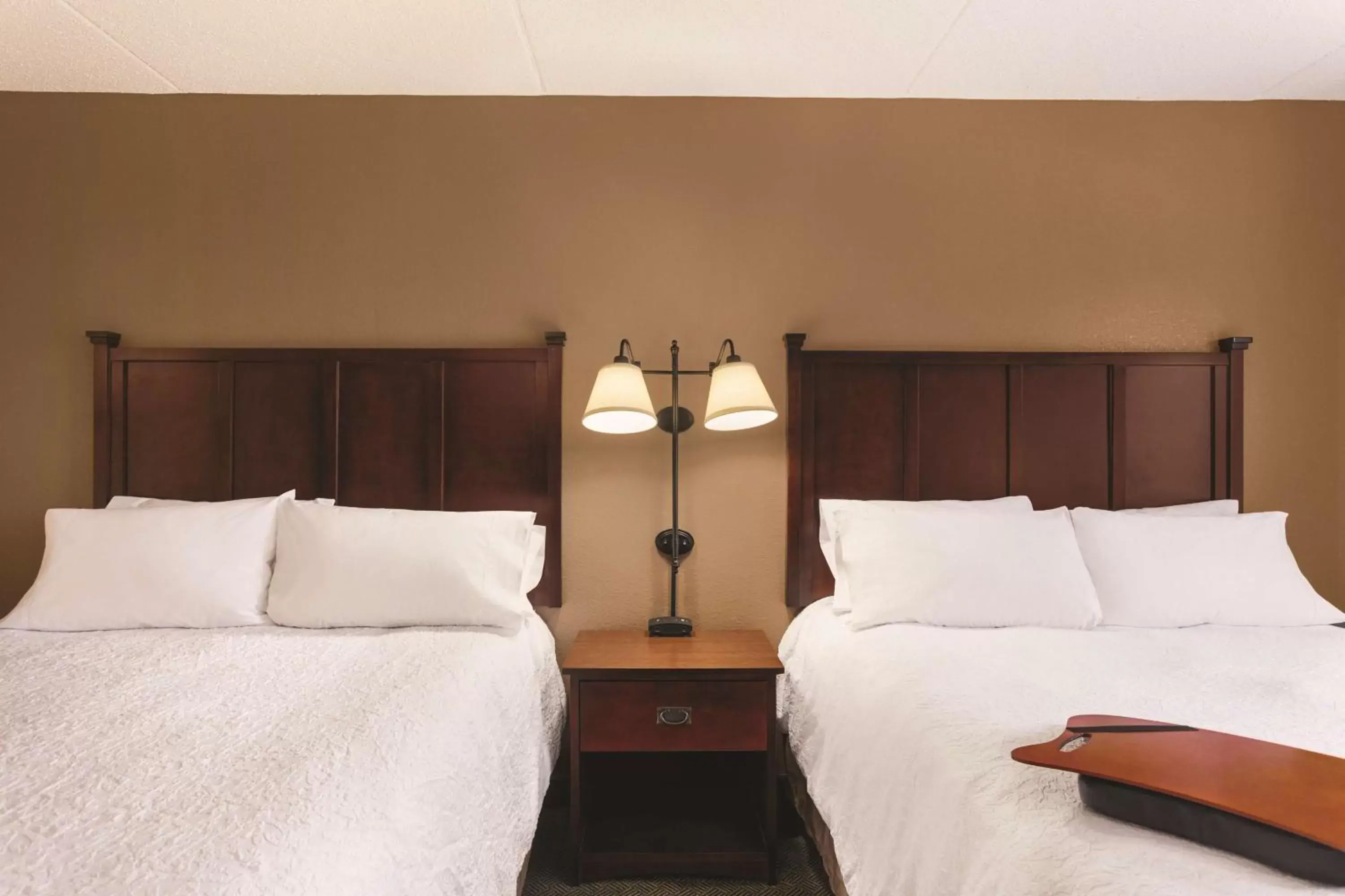 Bed in Hampton Inn & Suites Lake George
