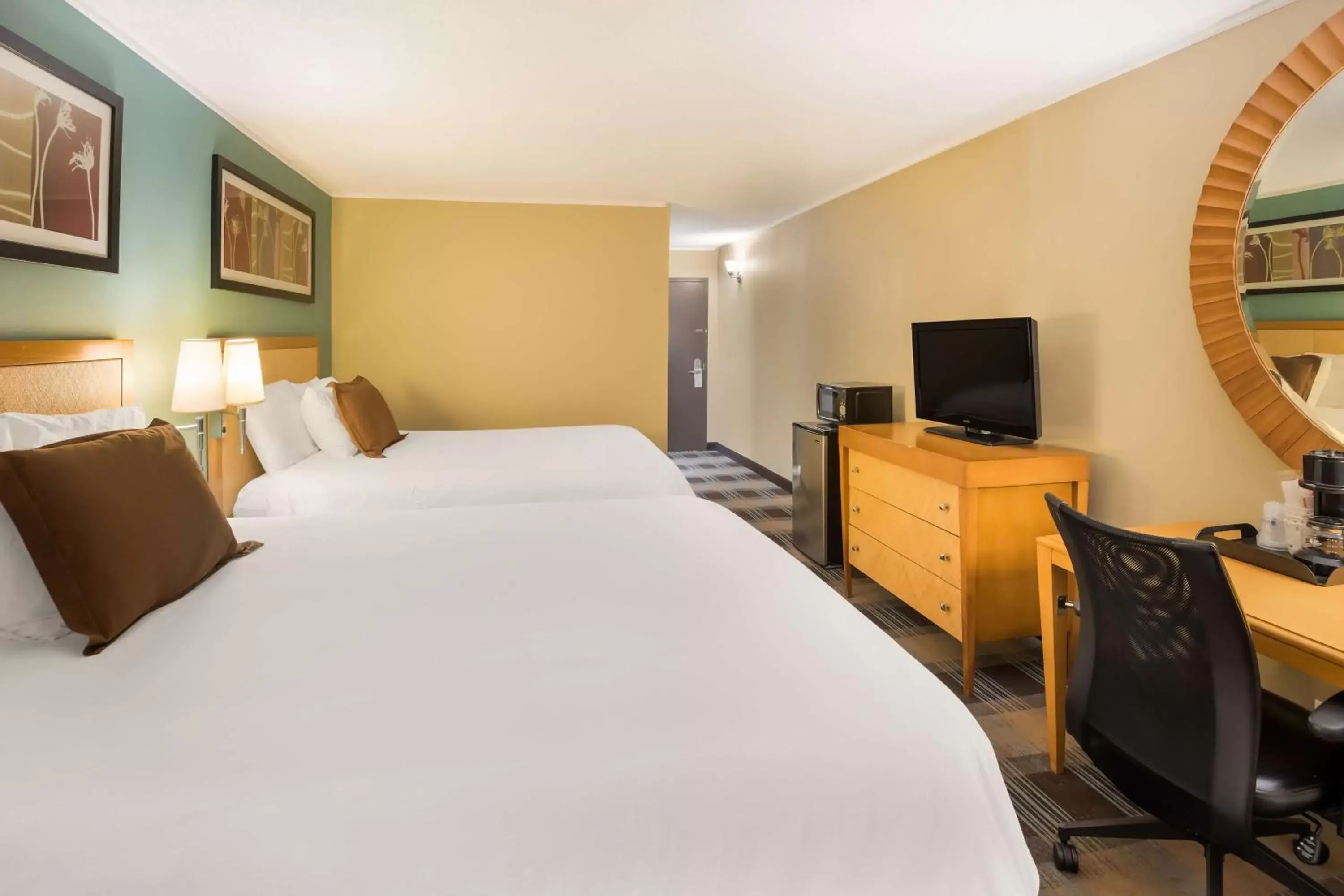 Bedroom, Bed in SureStay Plus Hotel by Best Western Jasper