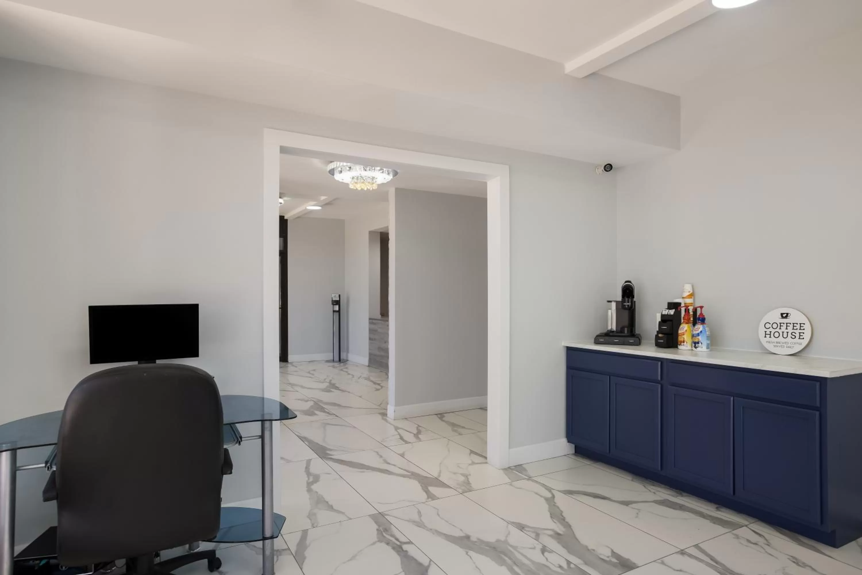 Lobby or reception in Suburban Studios Hinesville - Fort Stewart Area