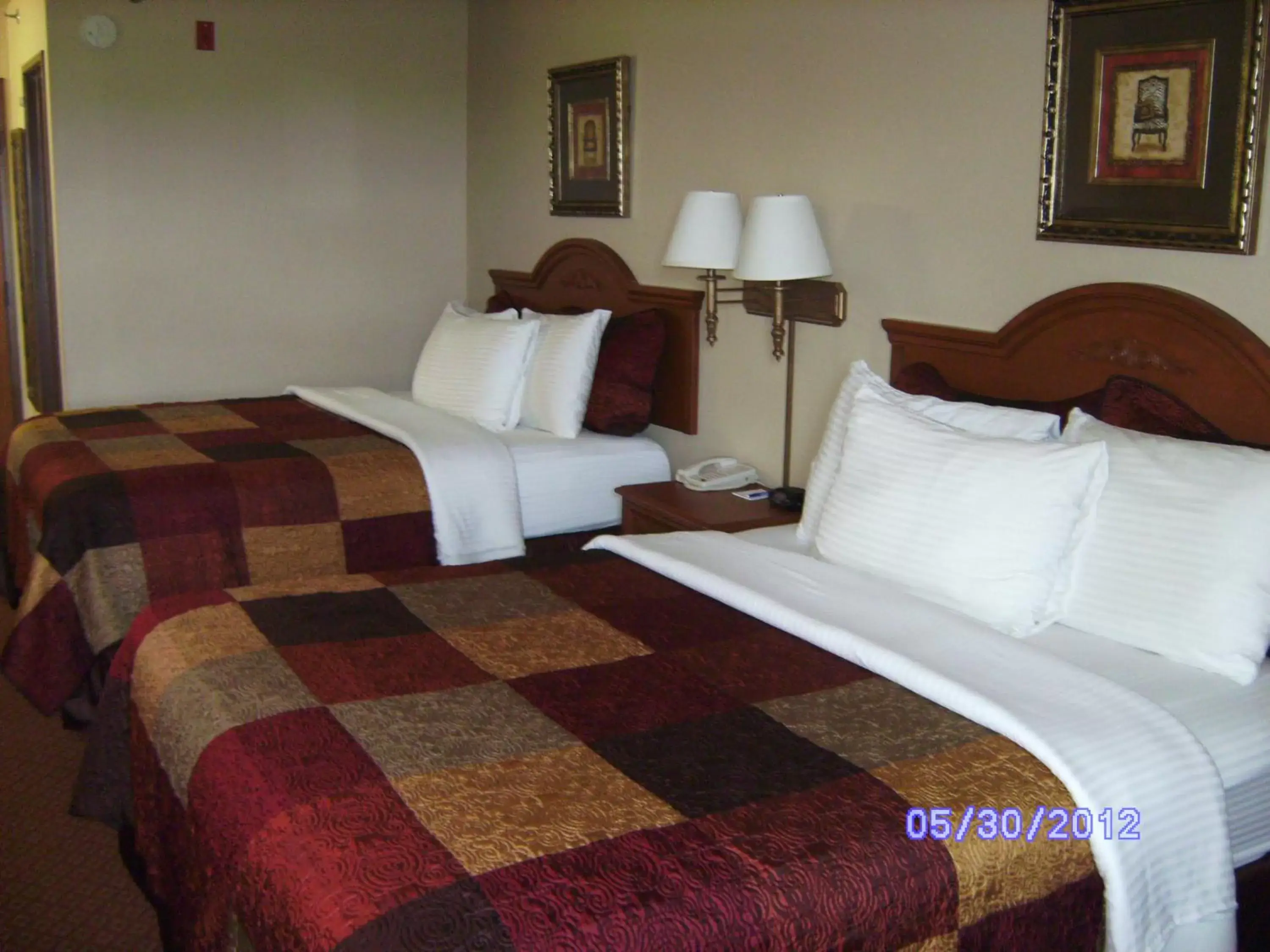 Bed in All American Inn & Suites Branson