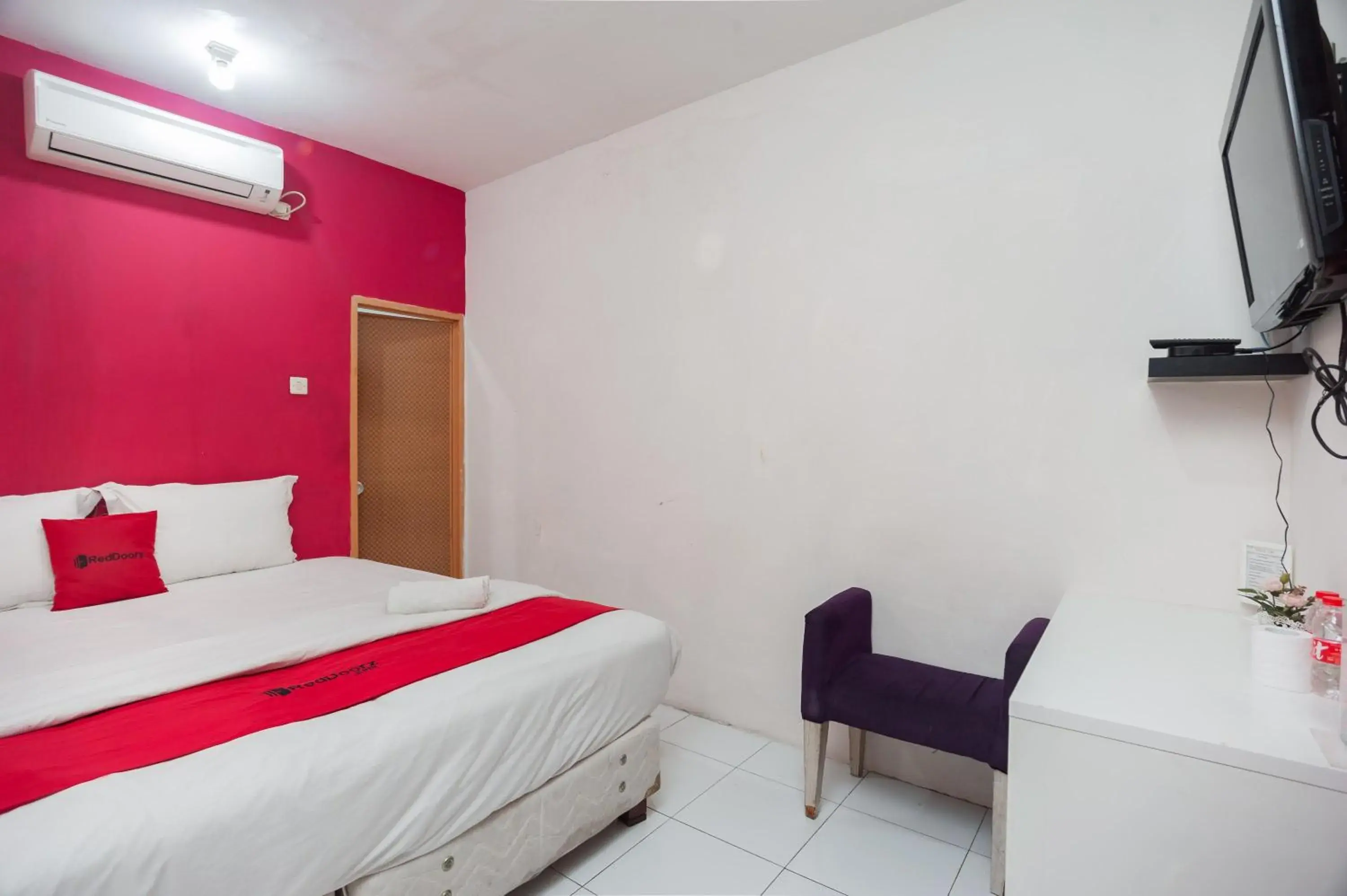 Bedroom, Bed in RedDoorz Plus near Mall Kelapa Gading