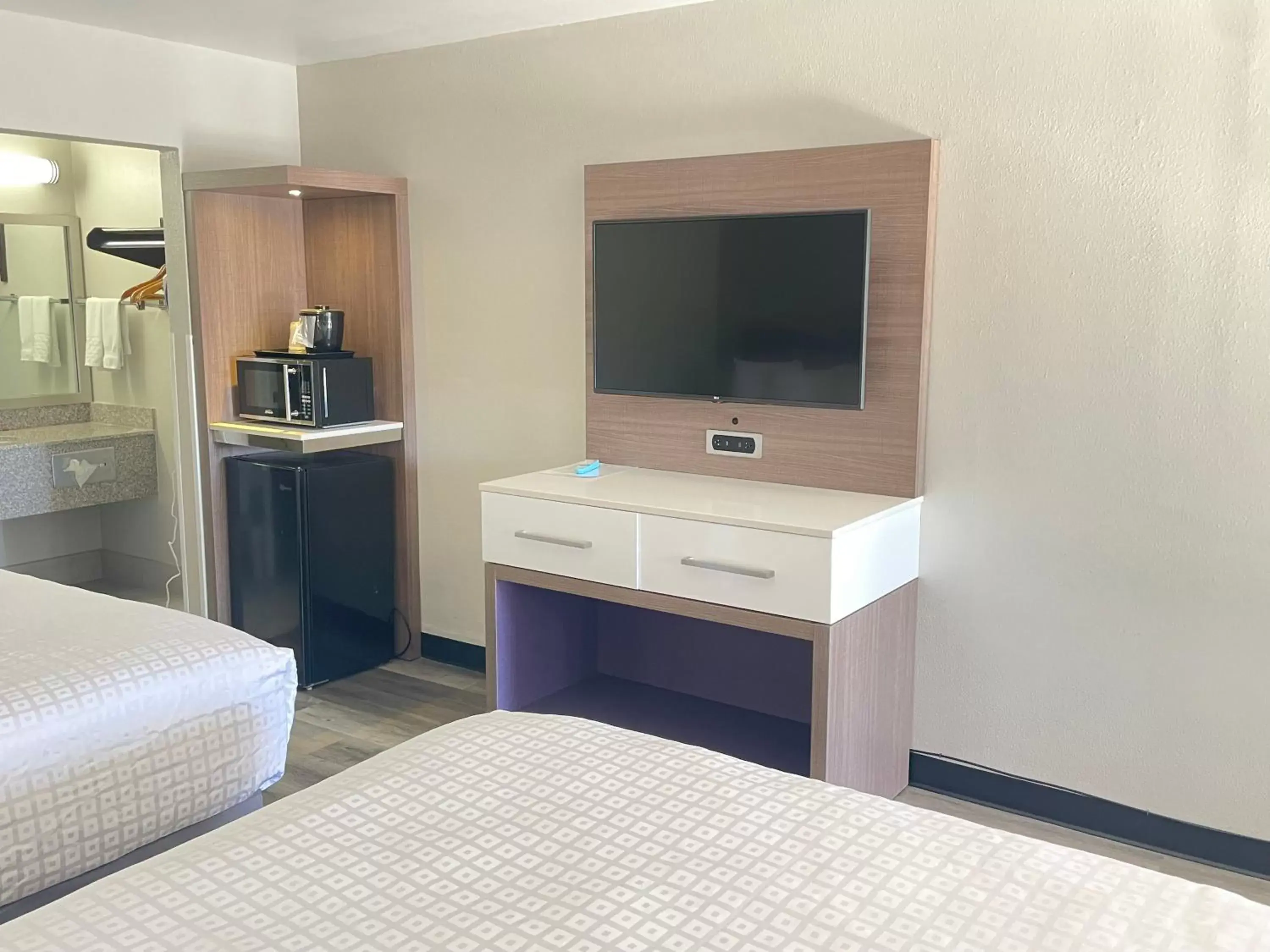 Bedroom, TV/Entertainment Center in Best Western Sunland Park