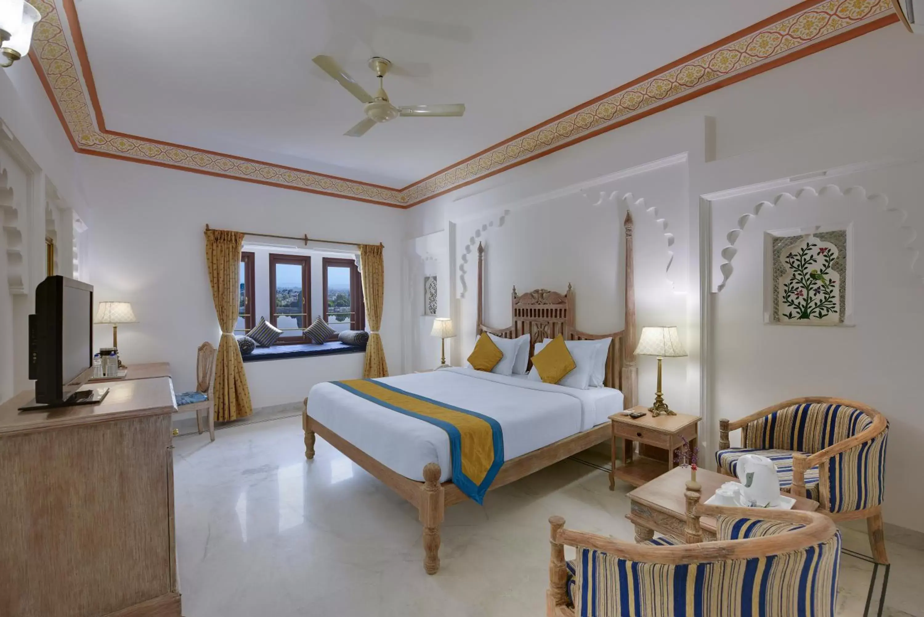 Bed in Swaroop Vilas - Lake Facing Boutique Hotel