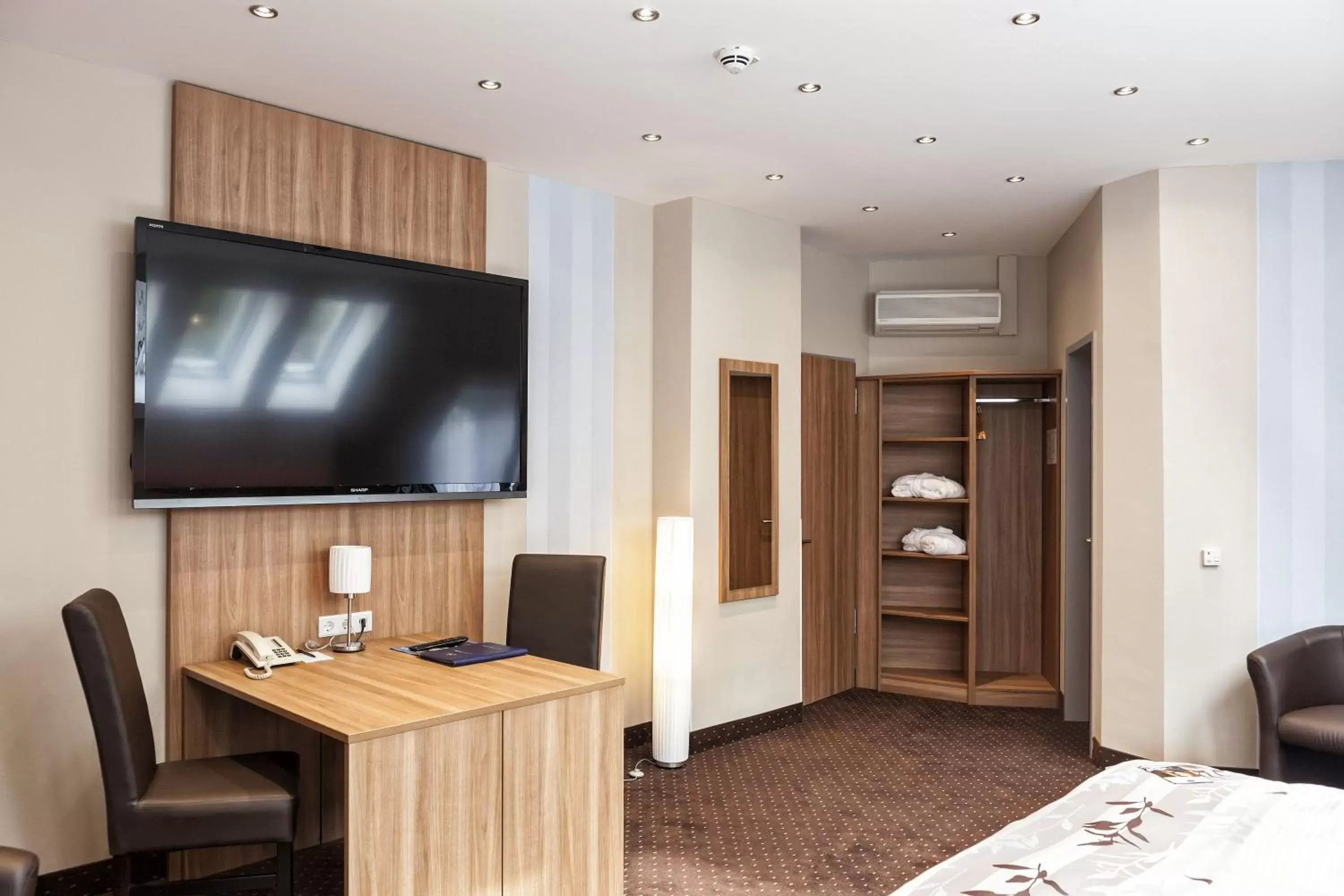 Photo of the whole room, TV/Entertainment Center in Best Western Plus Parkhotel Erding