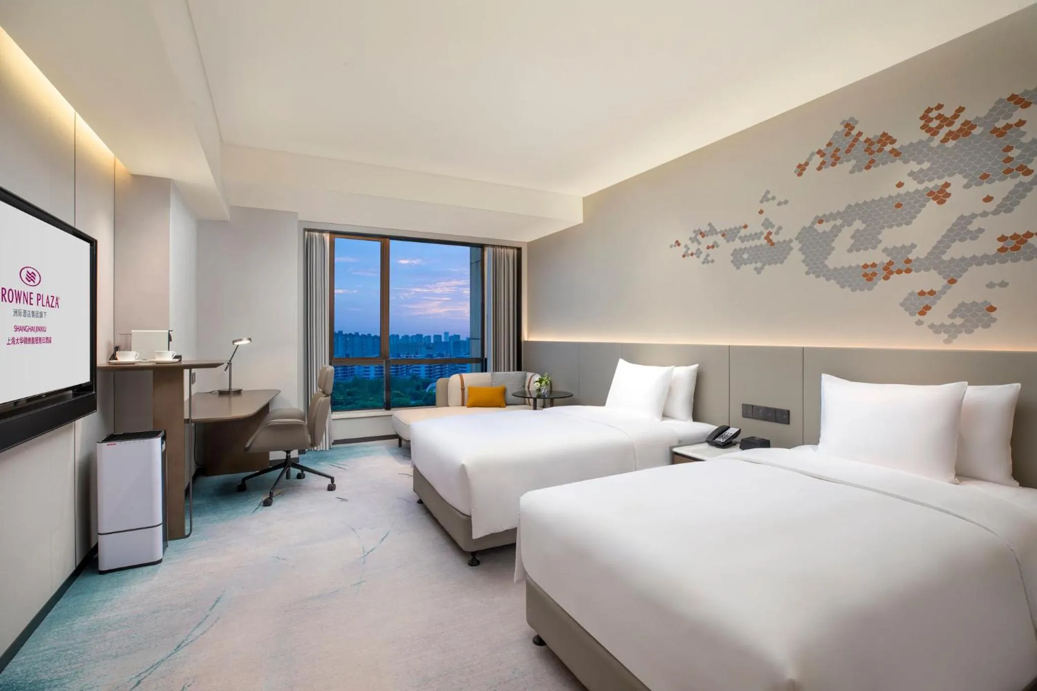 Photo of the whole room, Bed in Crowne Plaza Shanghai Jinxiu by IHG