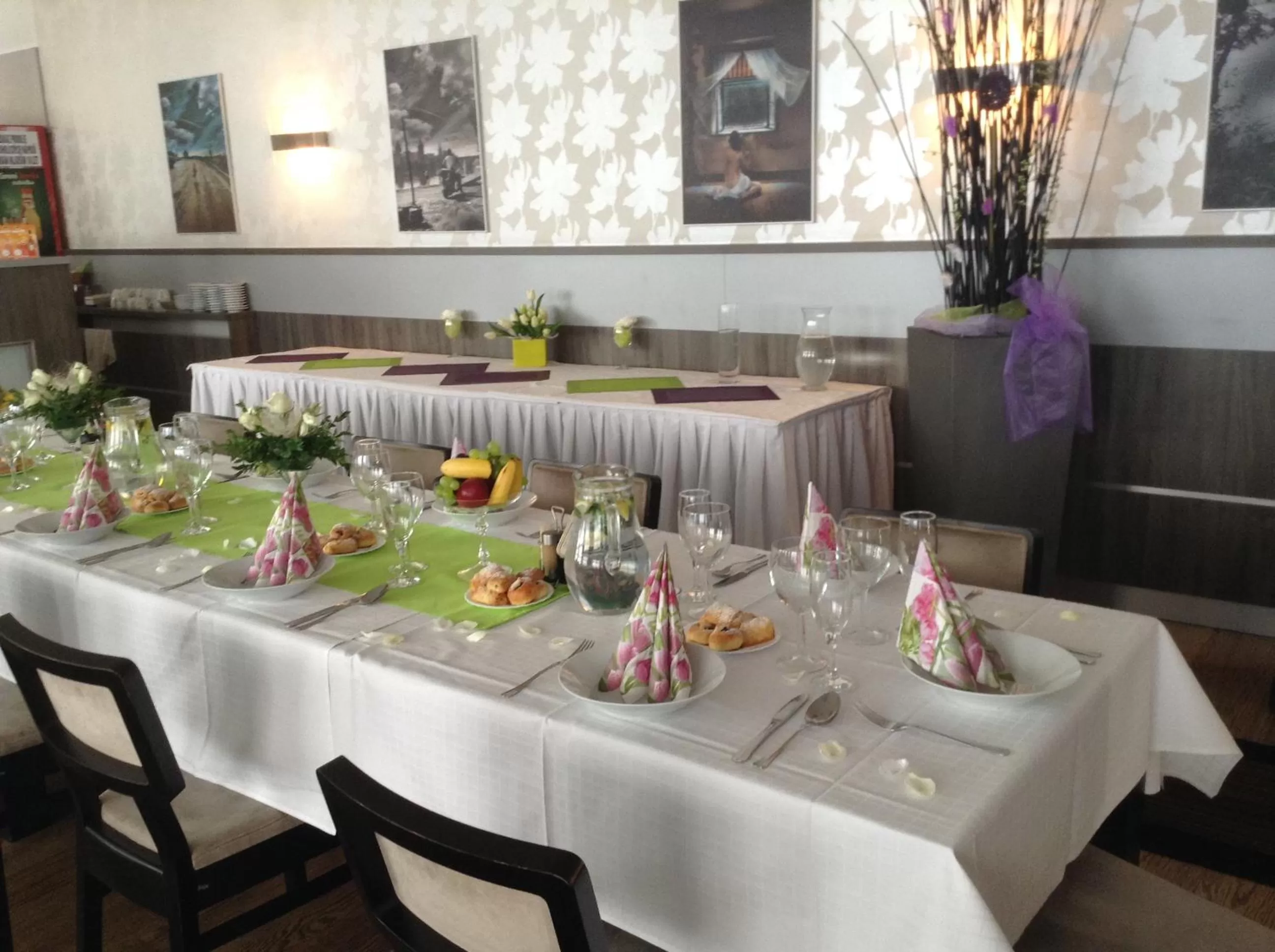 Restaurant/places to eat in Hotel Monde