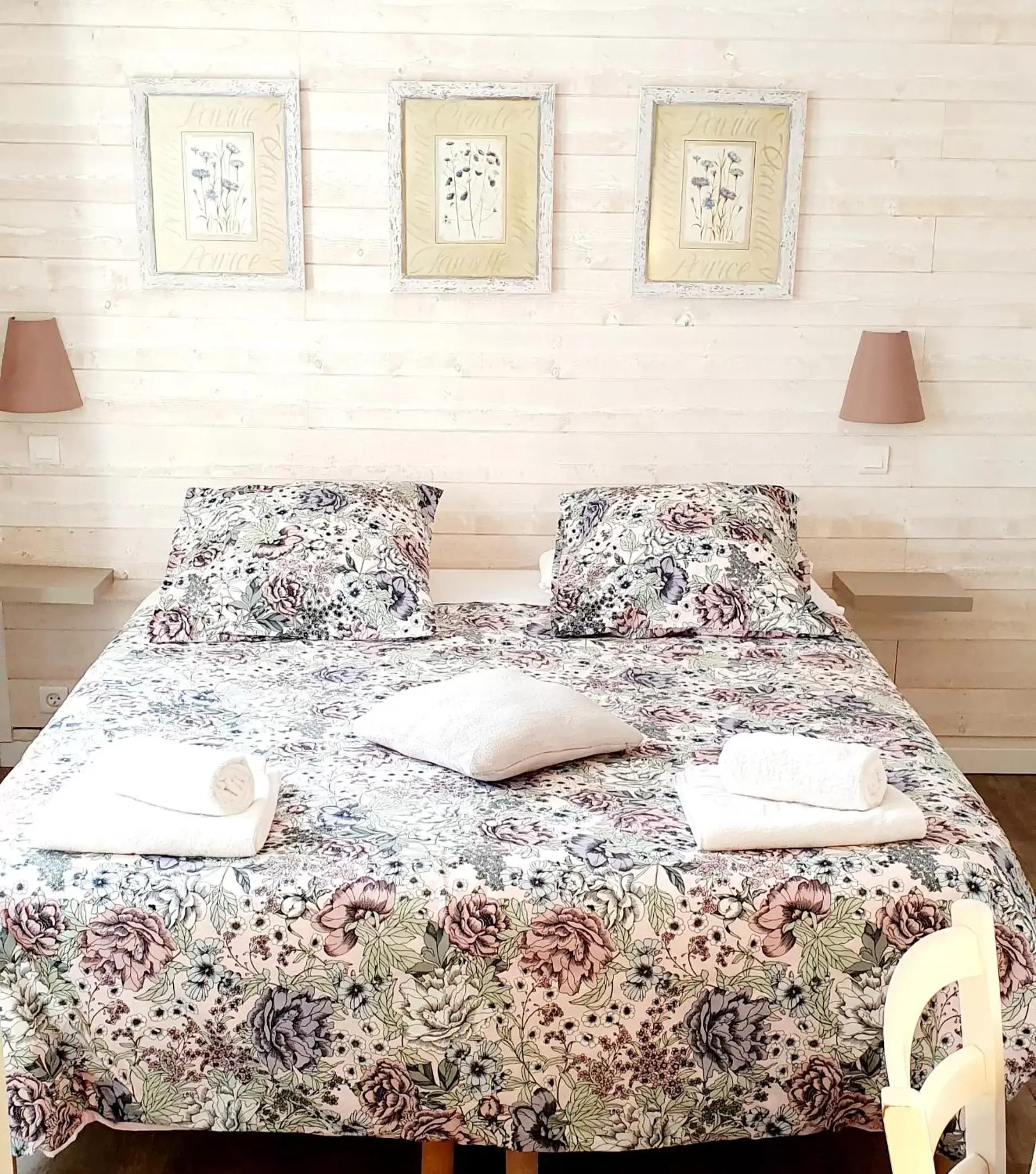Bedroom in Hôtel Auberge Provençale