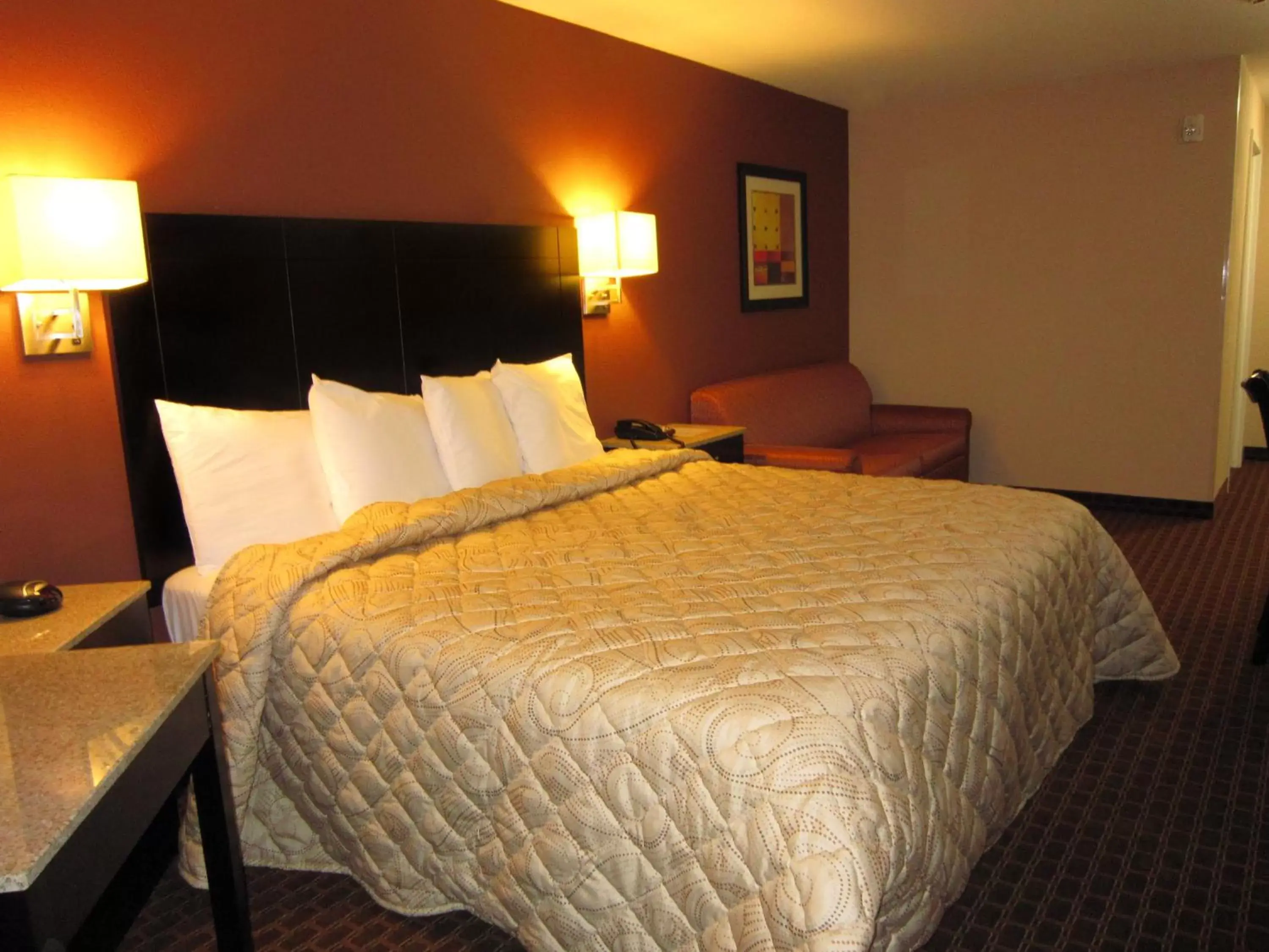 Photo of the whole room, Bed in Red Carpet Inn and Suites Monmouth Junction