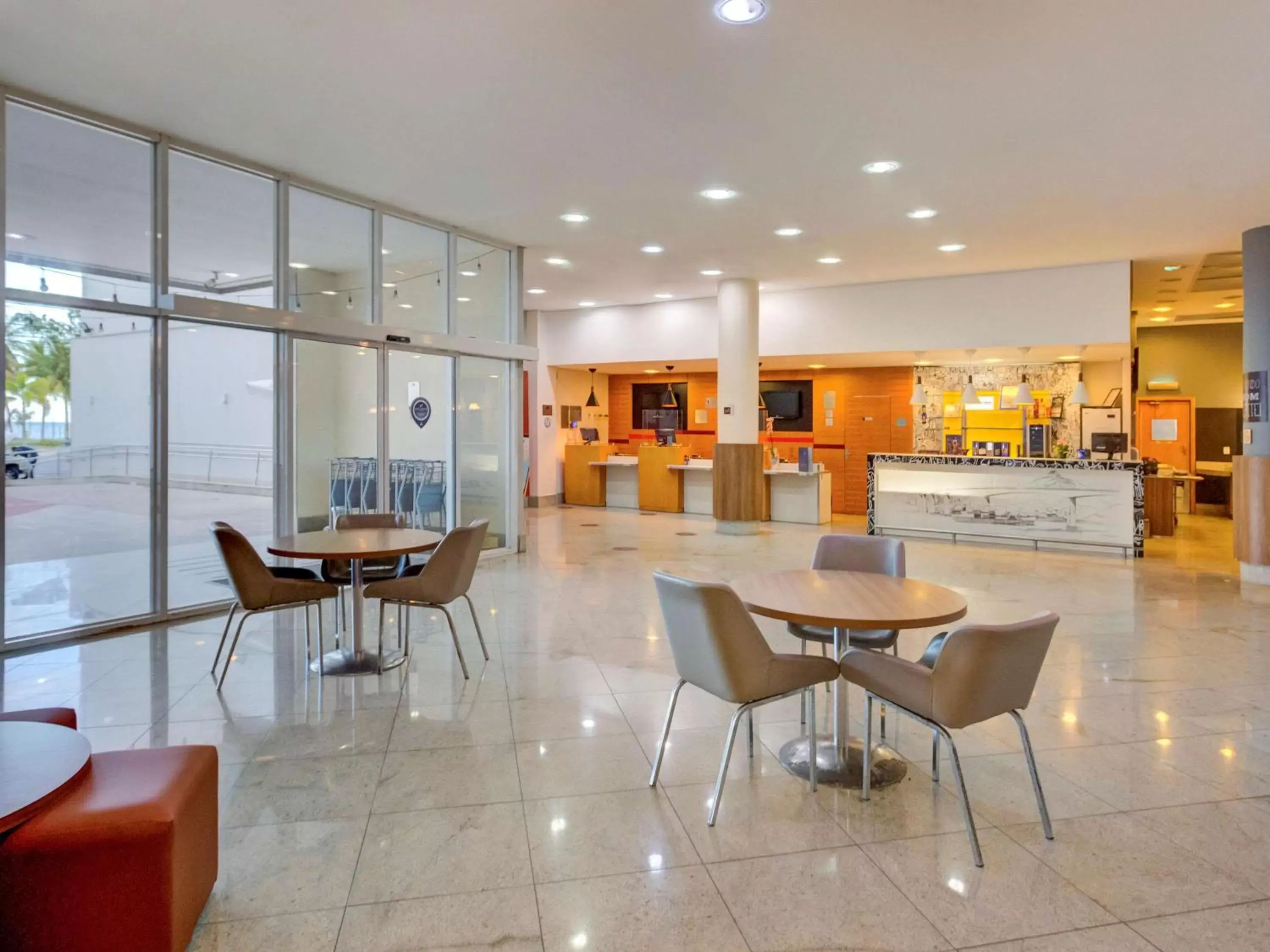 Property building, Lounge/Bar in ibis Vitoria Praia de Camburi