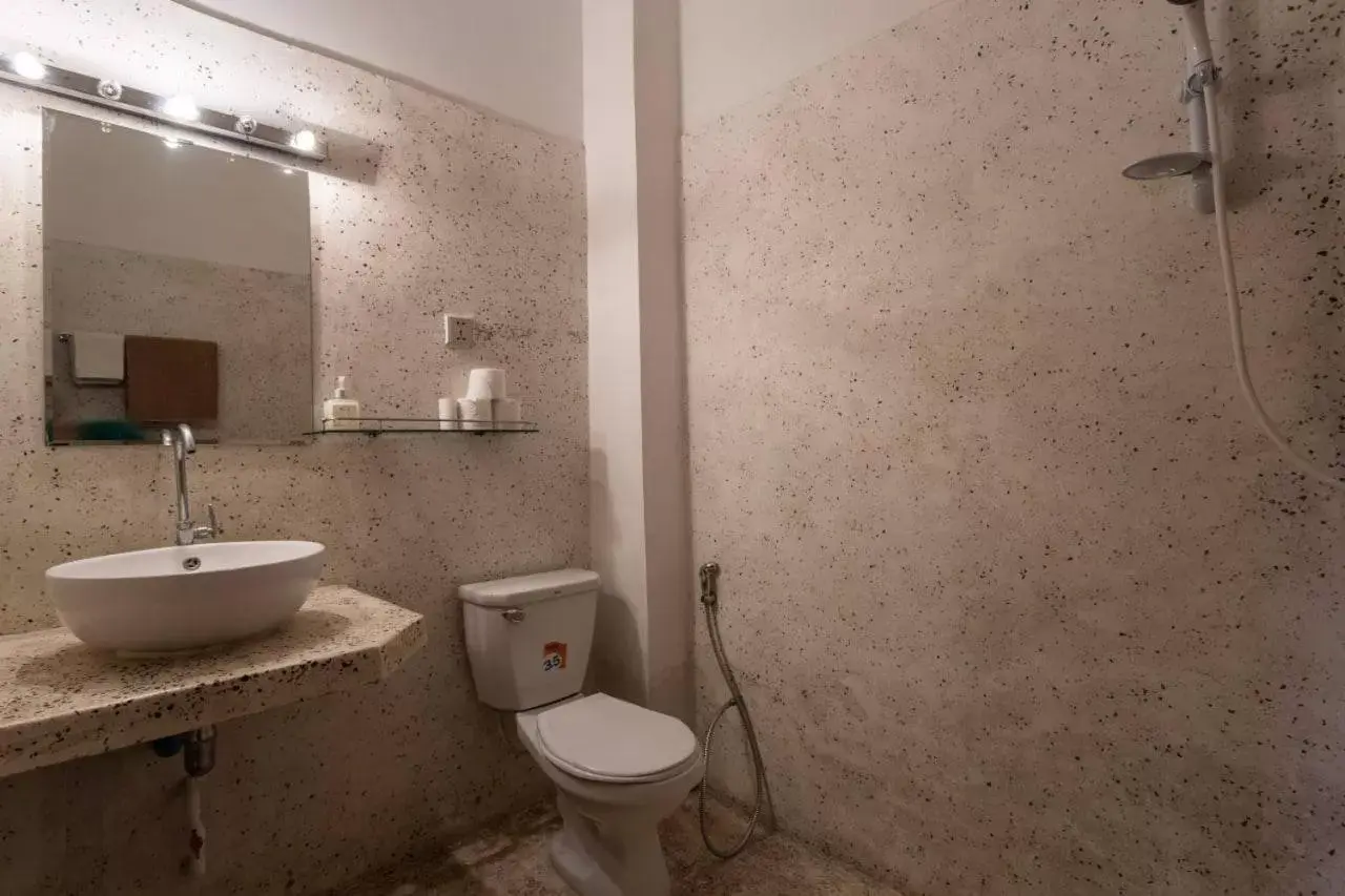 Property building, Bathroom in Au Cabaret Vert