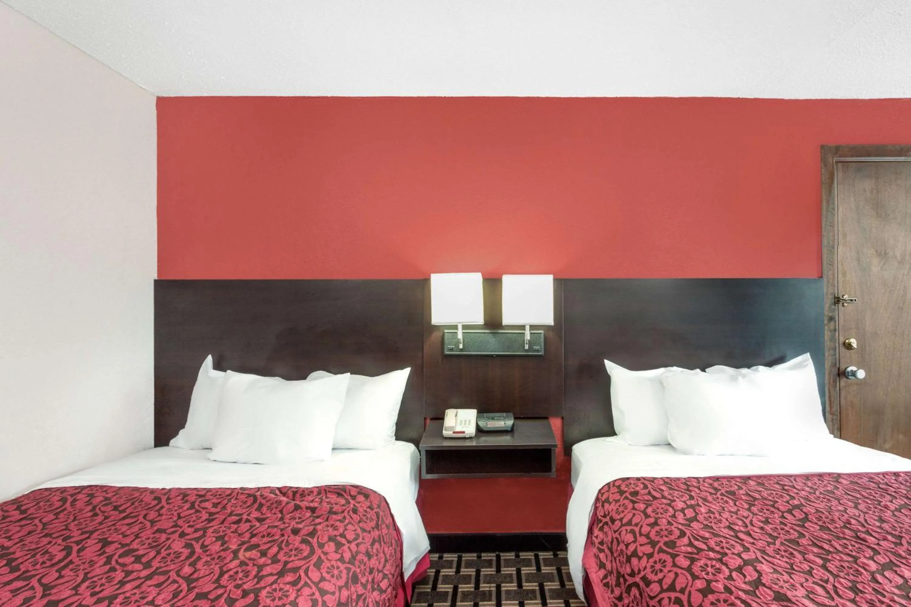 Photo of the whole room, Bed in Days Inn by Wyndham Cullman