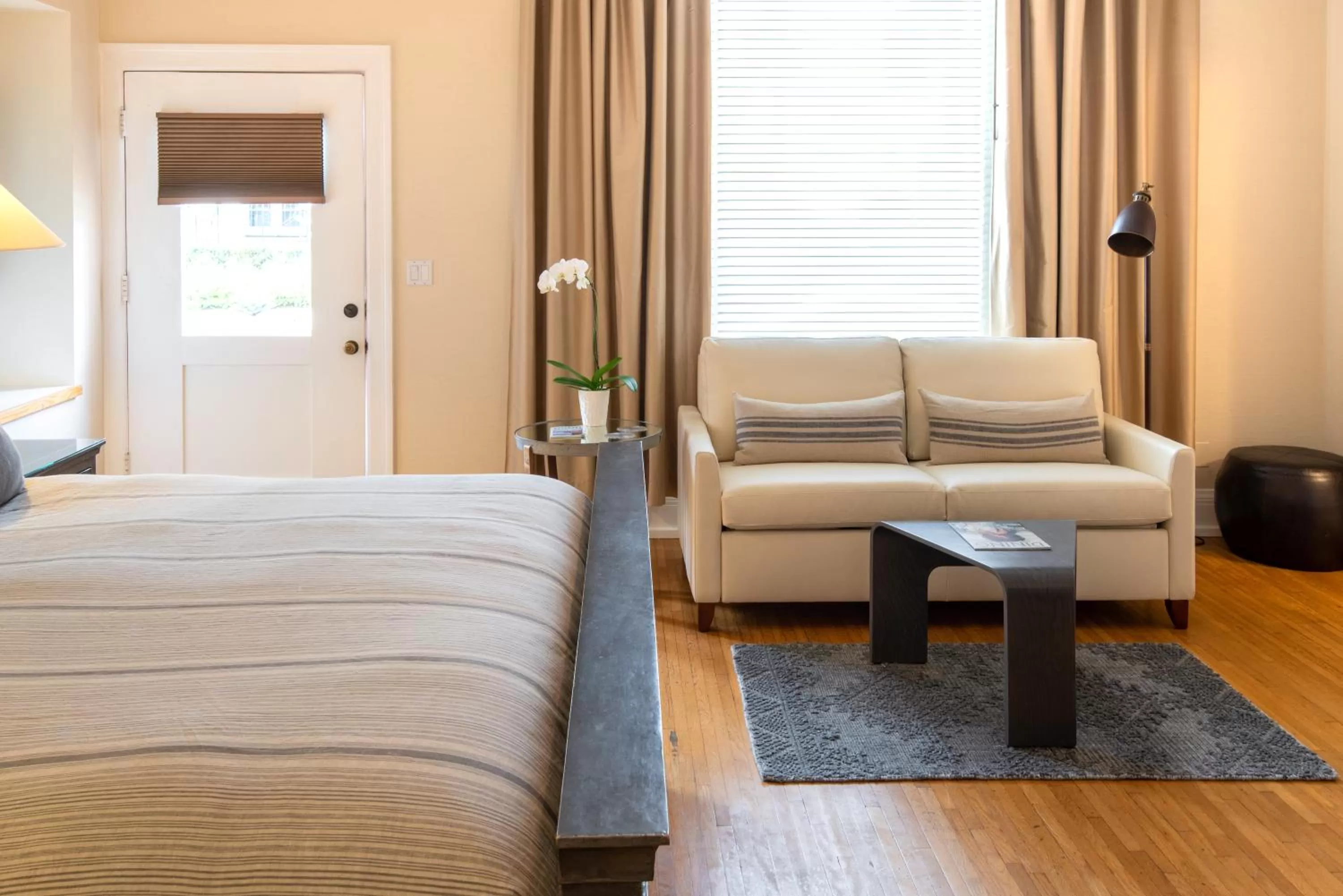 Seating area, Bed in Harbor House Inn