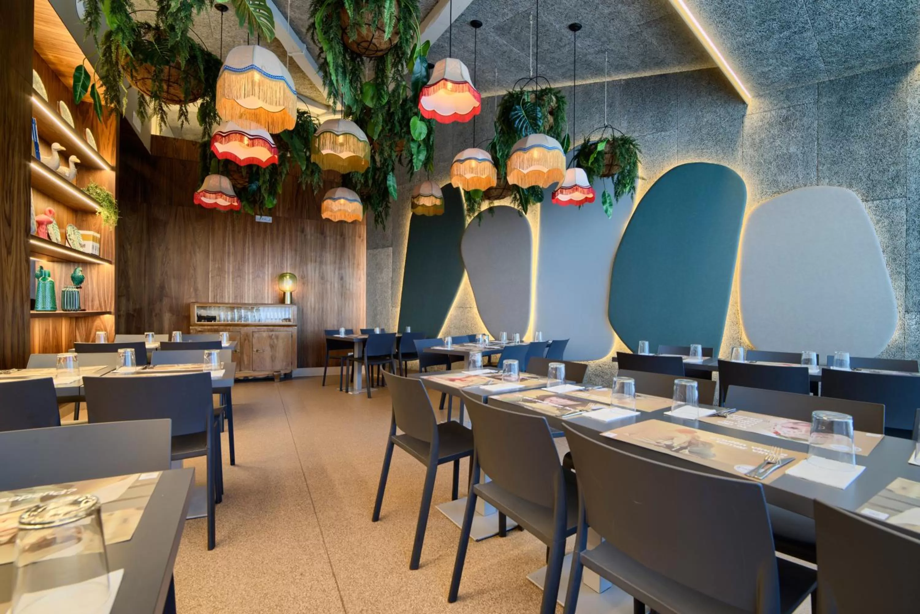 Restaurant/places to eat in Hotel Luze El Villa