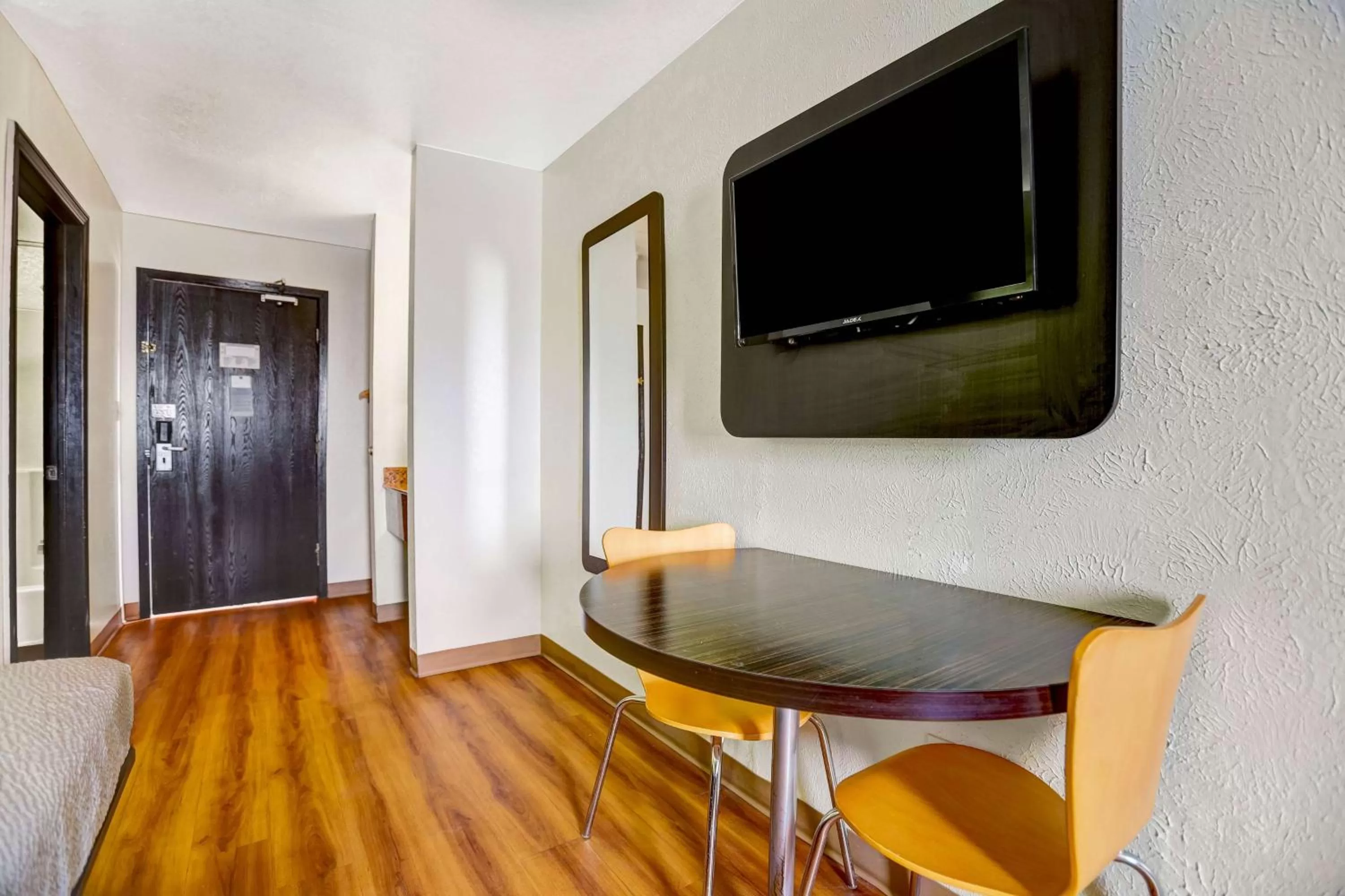 TV and multimedia in Motel 6-Moriarty, NM