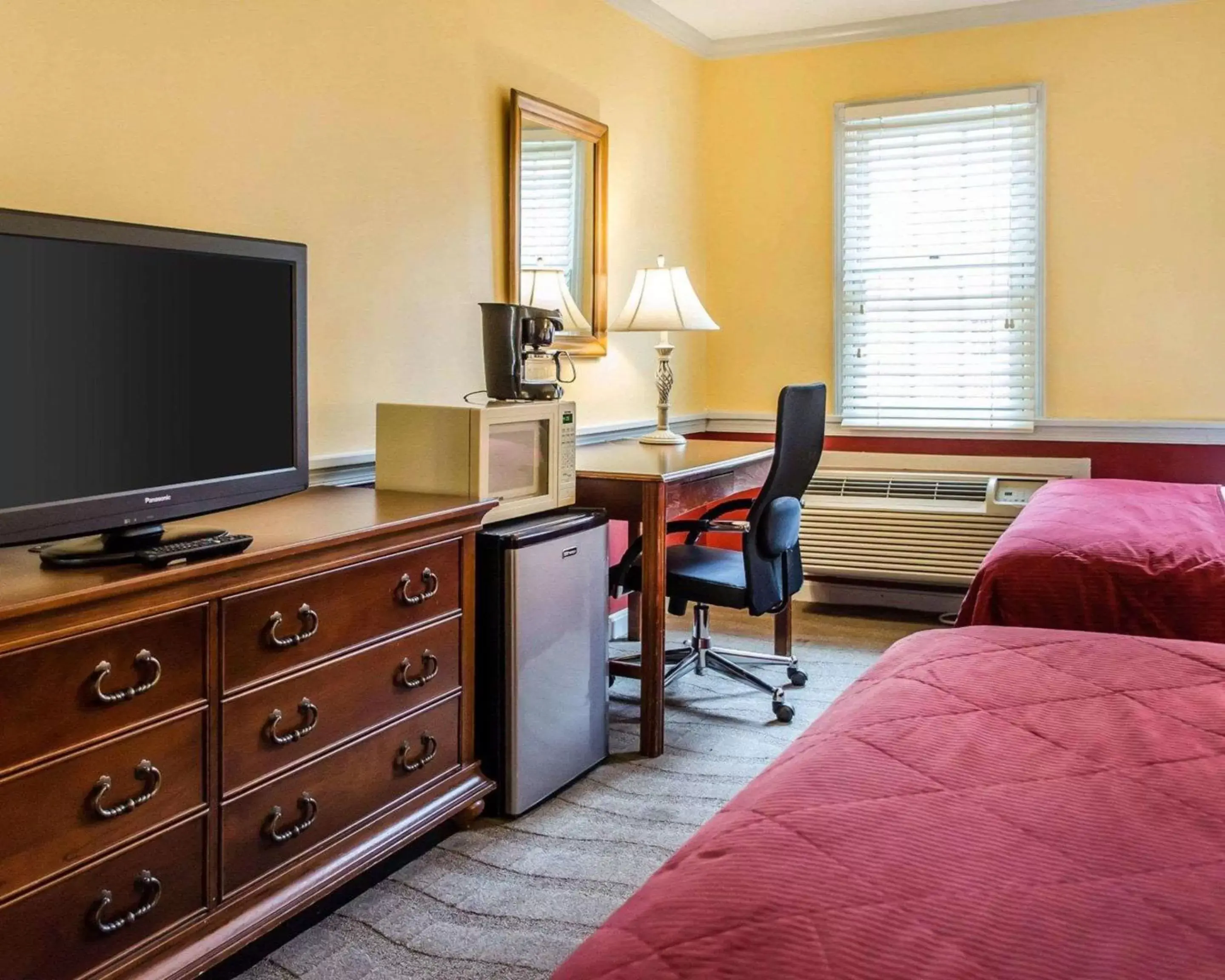 Photo of the whole room, TV/Entertainment Center in Clarion Inn Strasburg - Lancaster