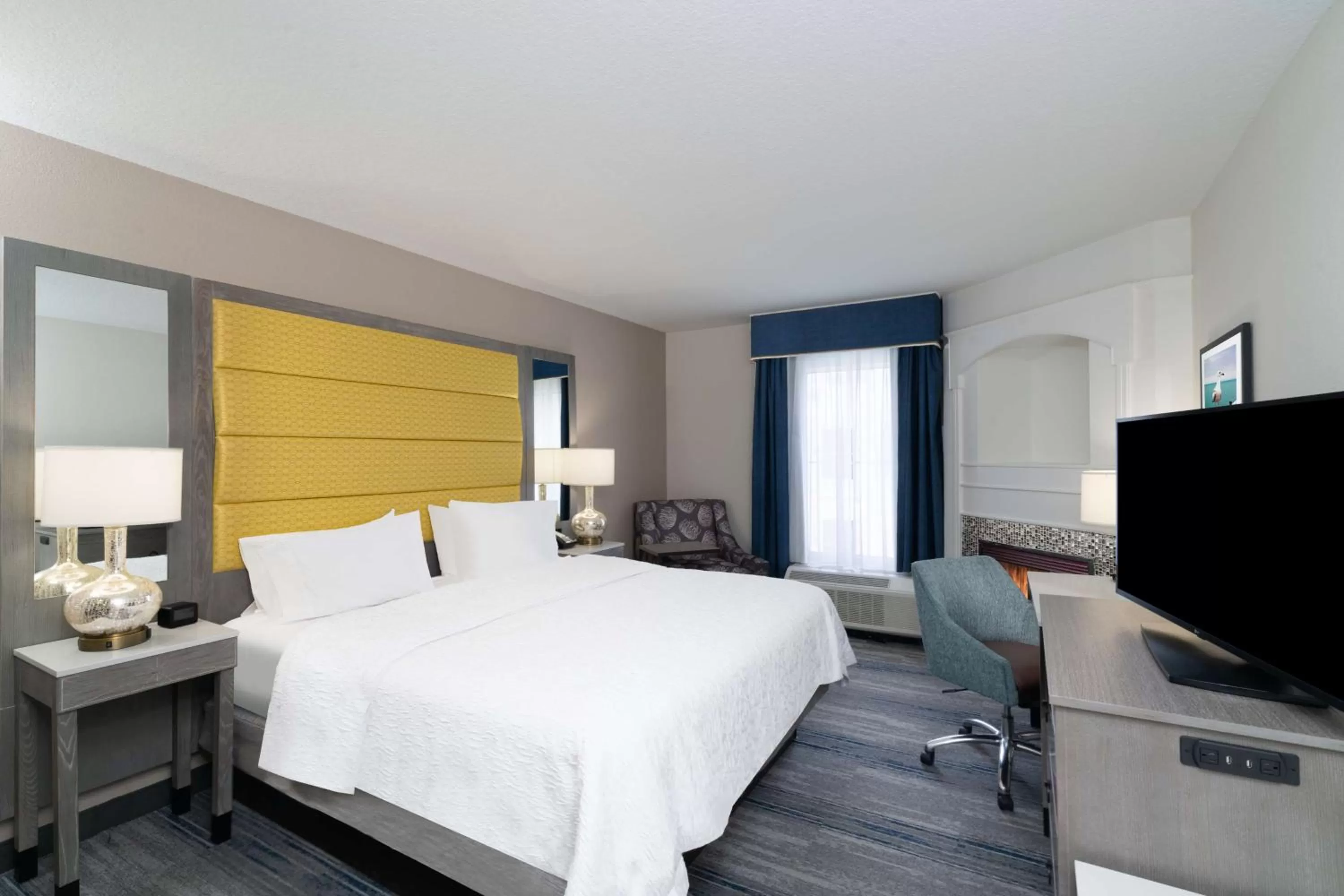 Bed in Hampton Inn & Suites Amelia Island-Historic Harbor Front