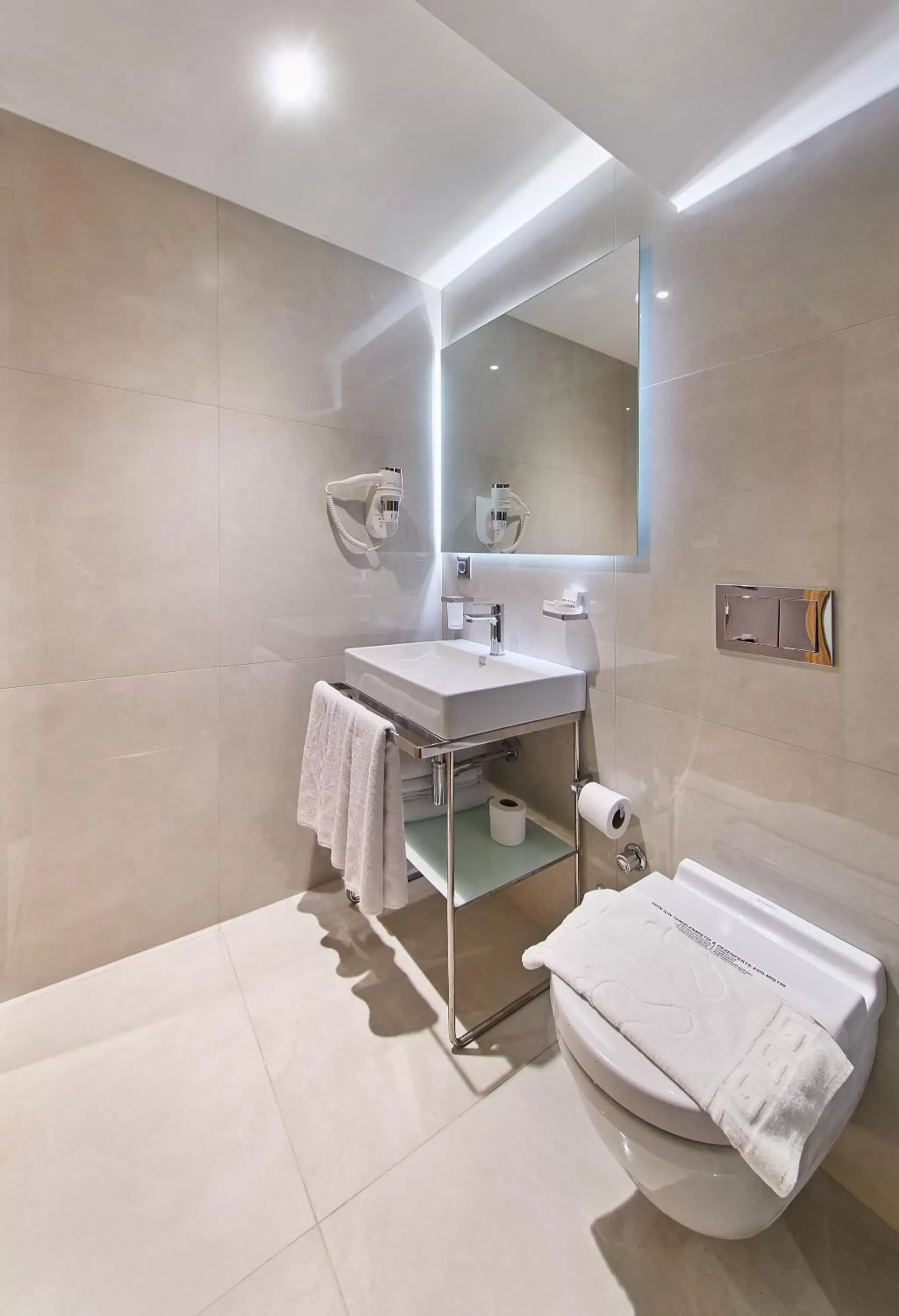 Bathroom in Lady Diana Hotel
