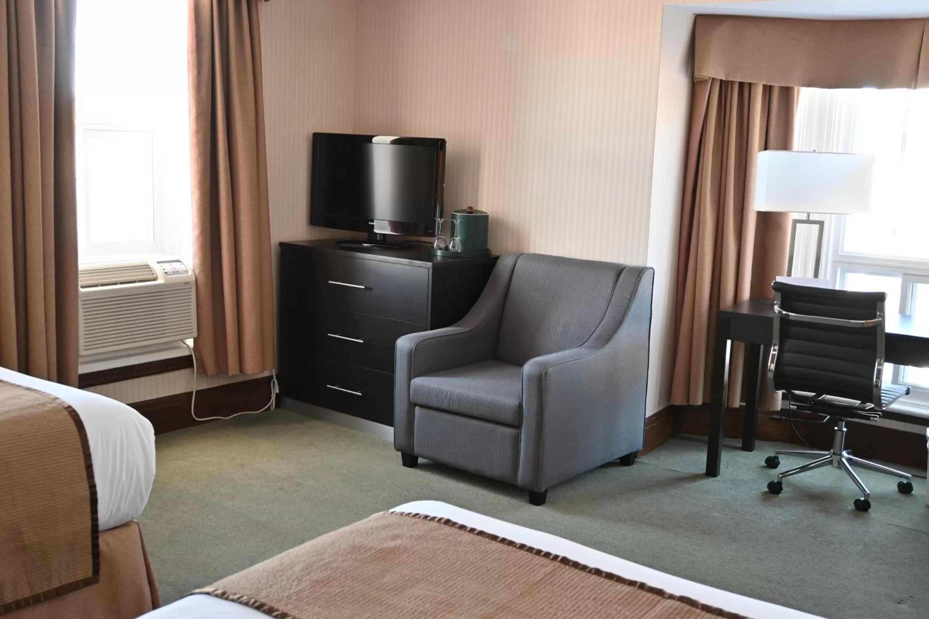 Seating area, Bed in The Gananoque Inn