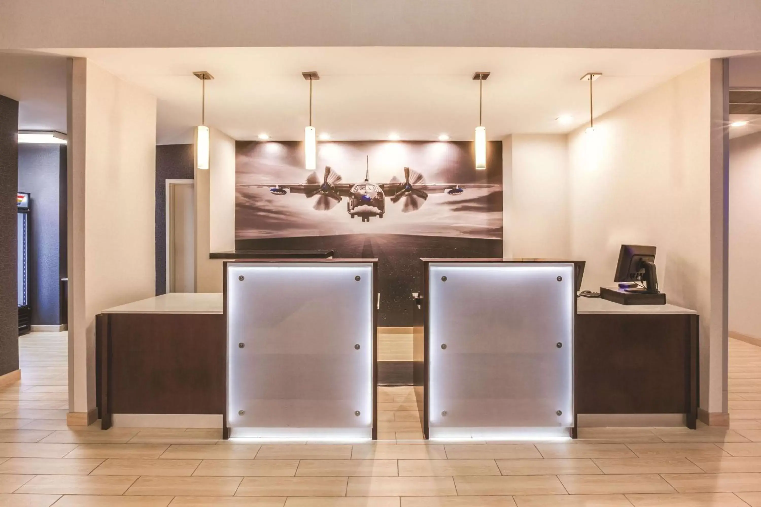 Lobby or reception, TV/Entertainment Center in La Quinta by Wyndham Philadelphia Airport