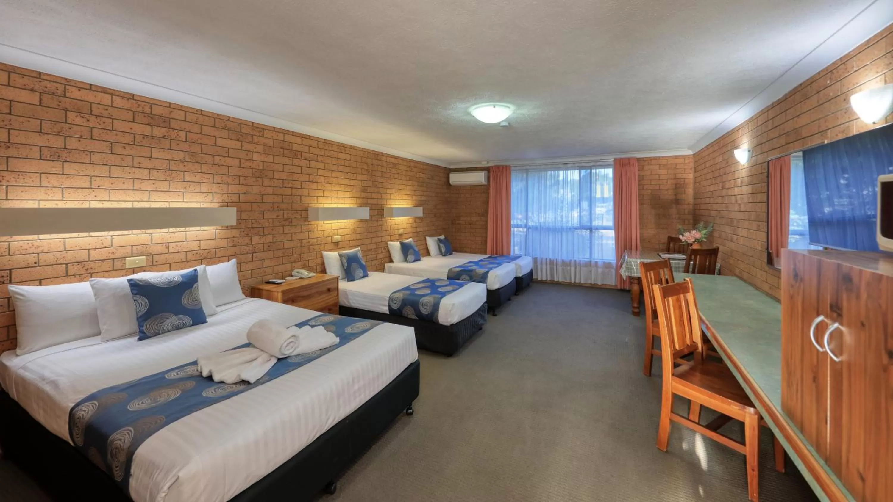 Bedroom, Bed in James Street Motor Inn