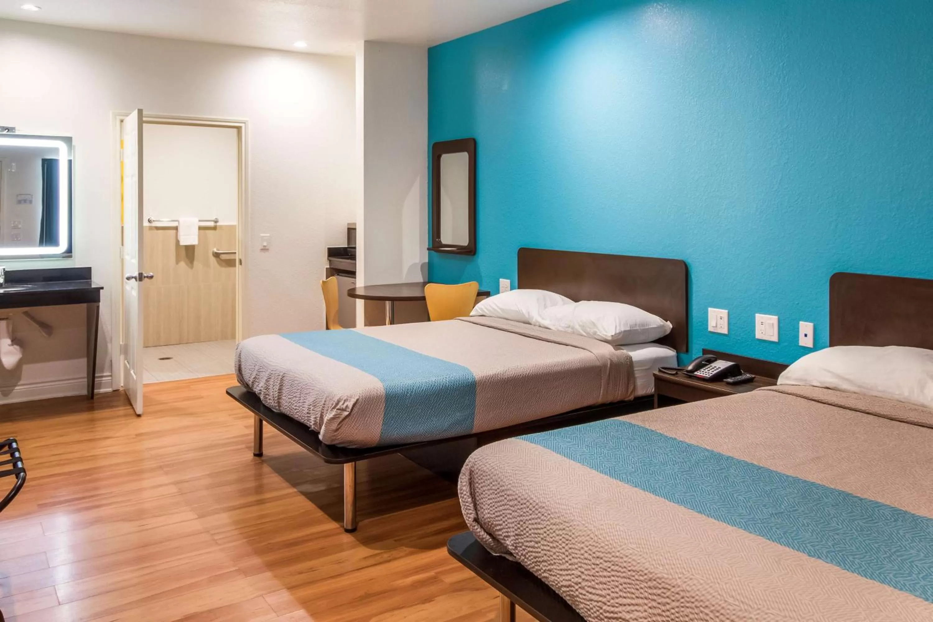 Photo of the whole room, Bed in Motel 6-Houston, TX - North