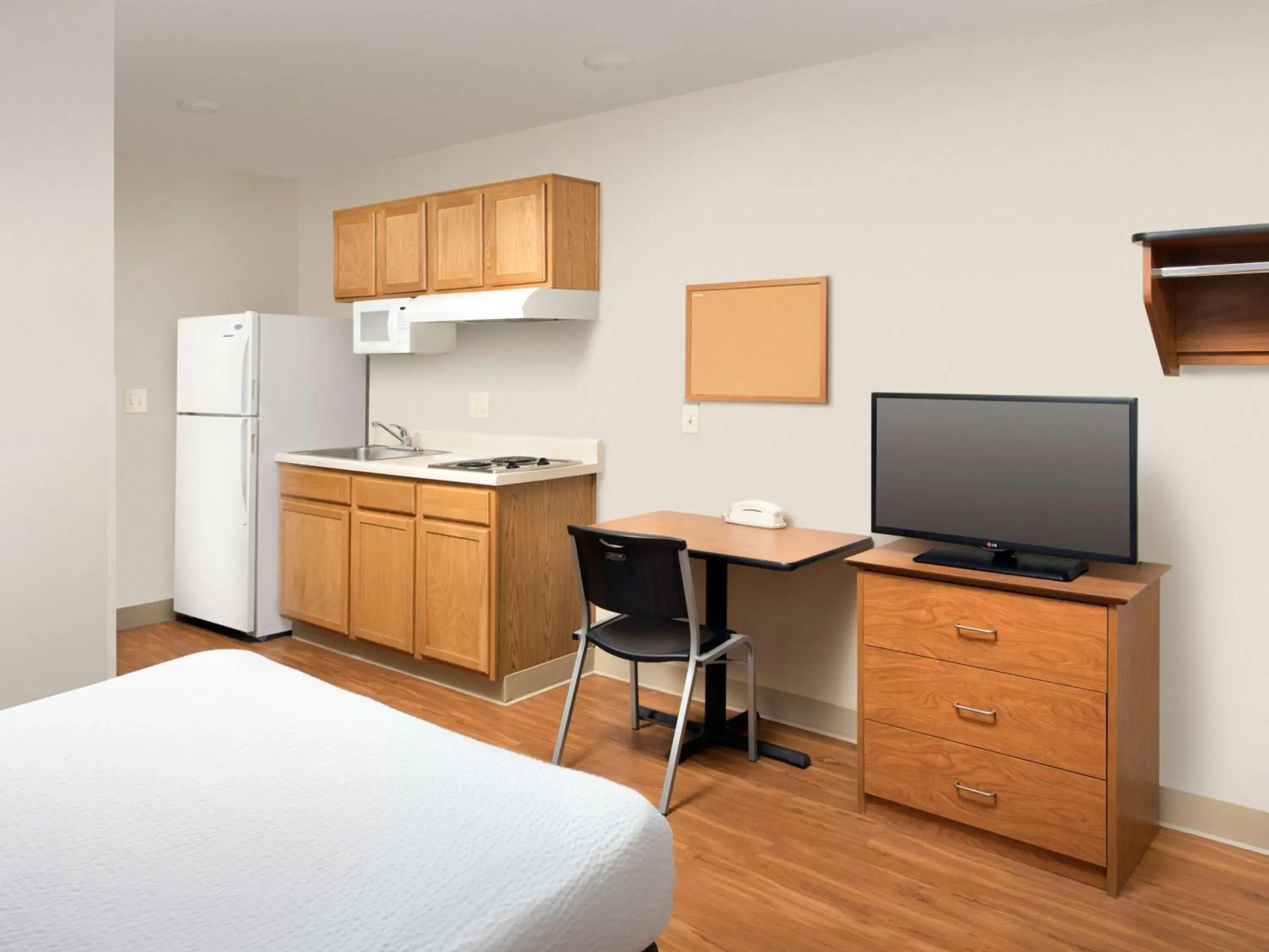 Bedroom, Bed in Extended Stay America Select Suites - Indianapolis - Plainfield