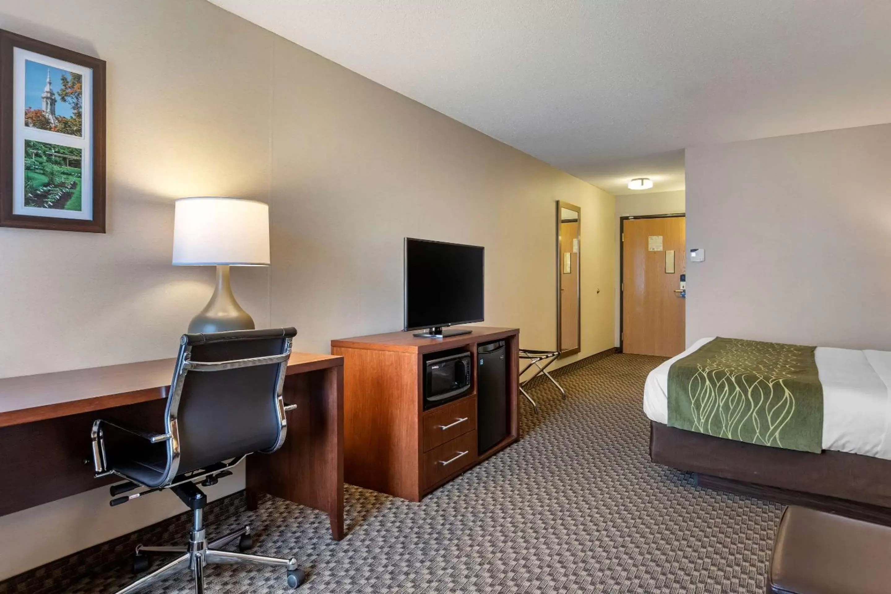 Photo of the whole room, TV/Entertainment Center in Comfort Inn Charlotte