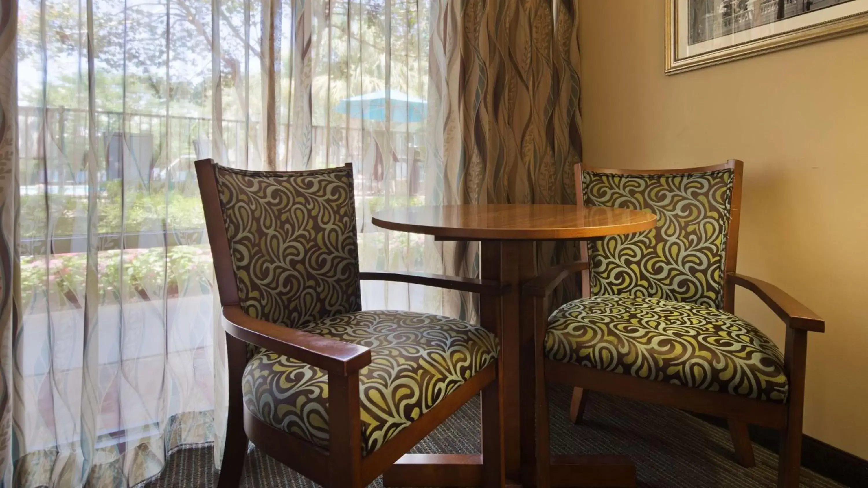 Photo of the whole room, Seating Area in Best Western Charleston Inn