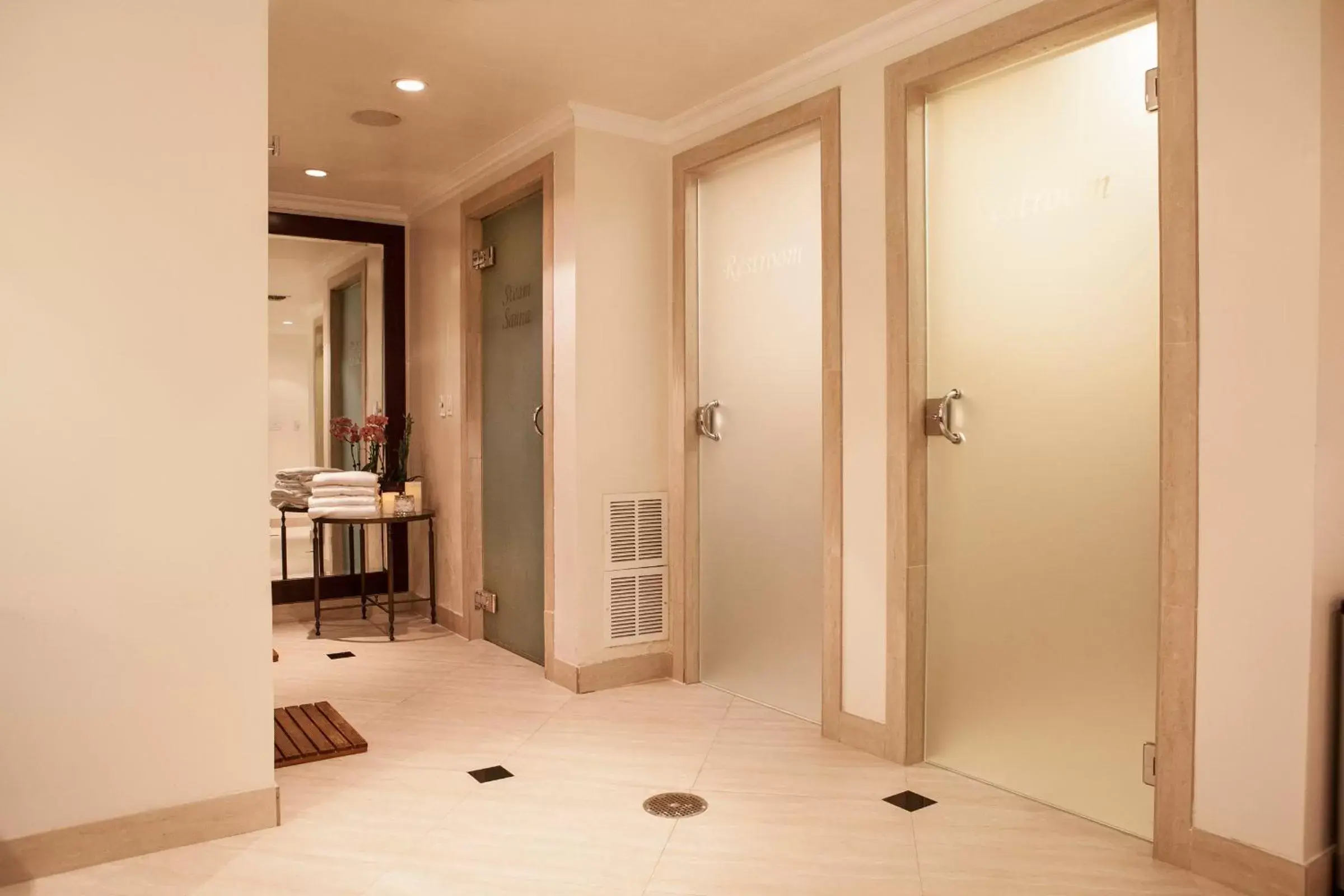 Spa and wellness centre/facilities, Bathroom in Beverly Hills Plaza Hotel & Spa