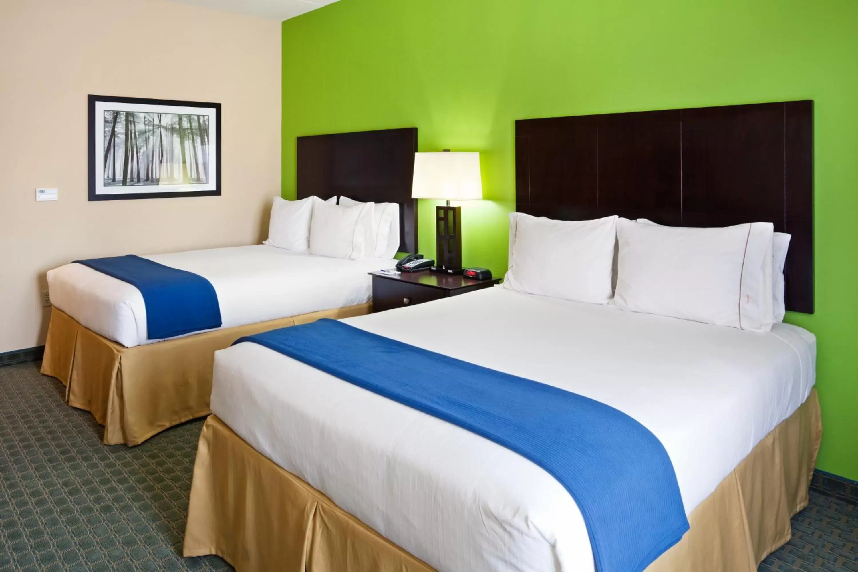 Bed in Holiday Inn Express Hotel & Suites Newport South, an IHG Hotel