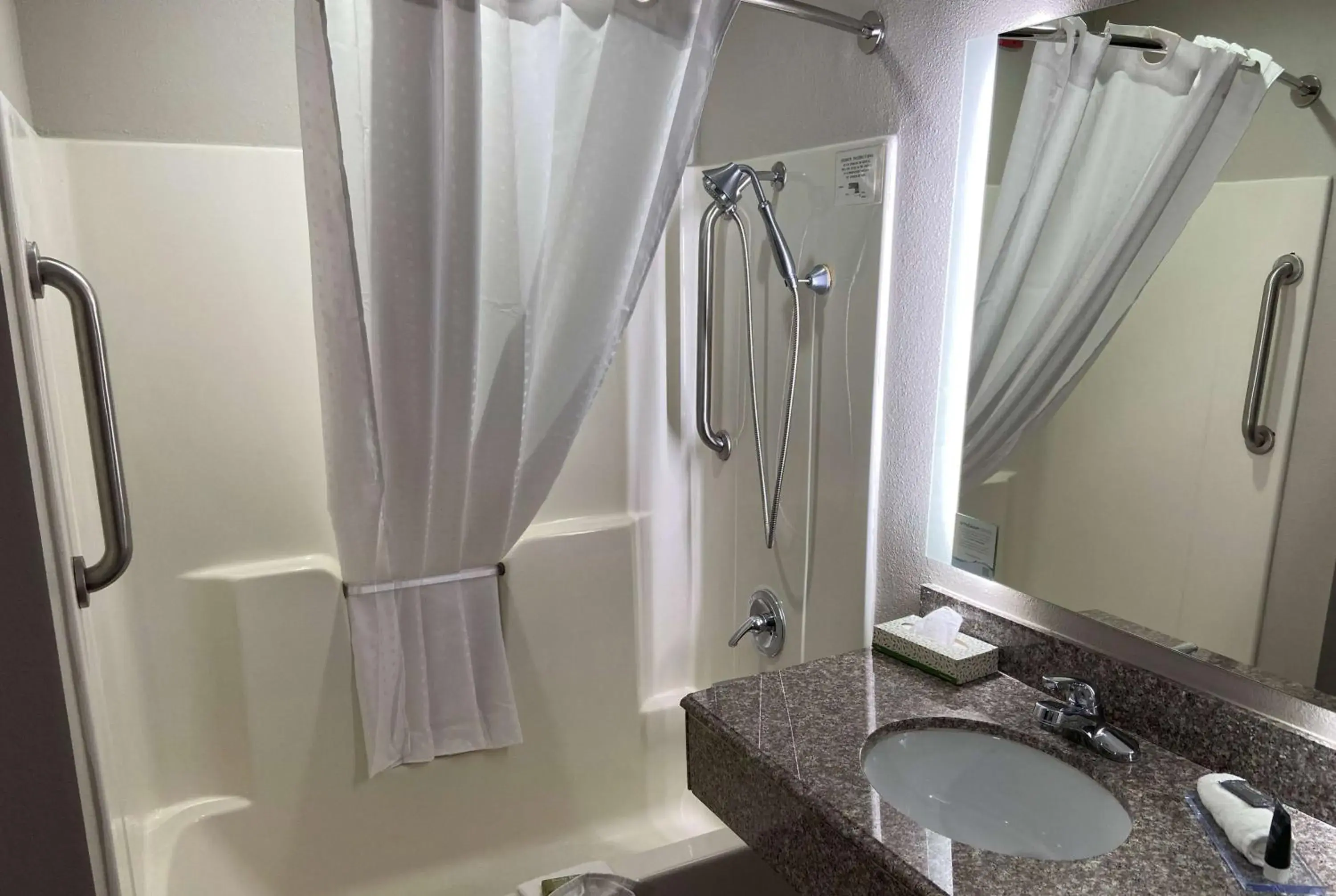 TV and multimedia, Bathroom in Days Inn & Suites by Wyndham Tahlequah