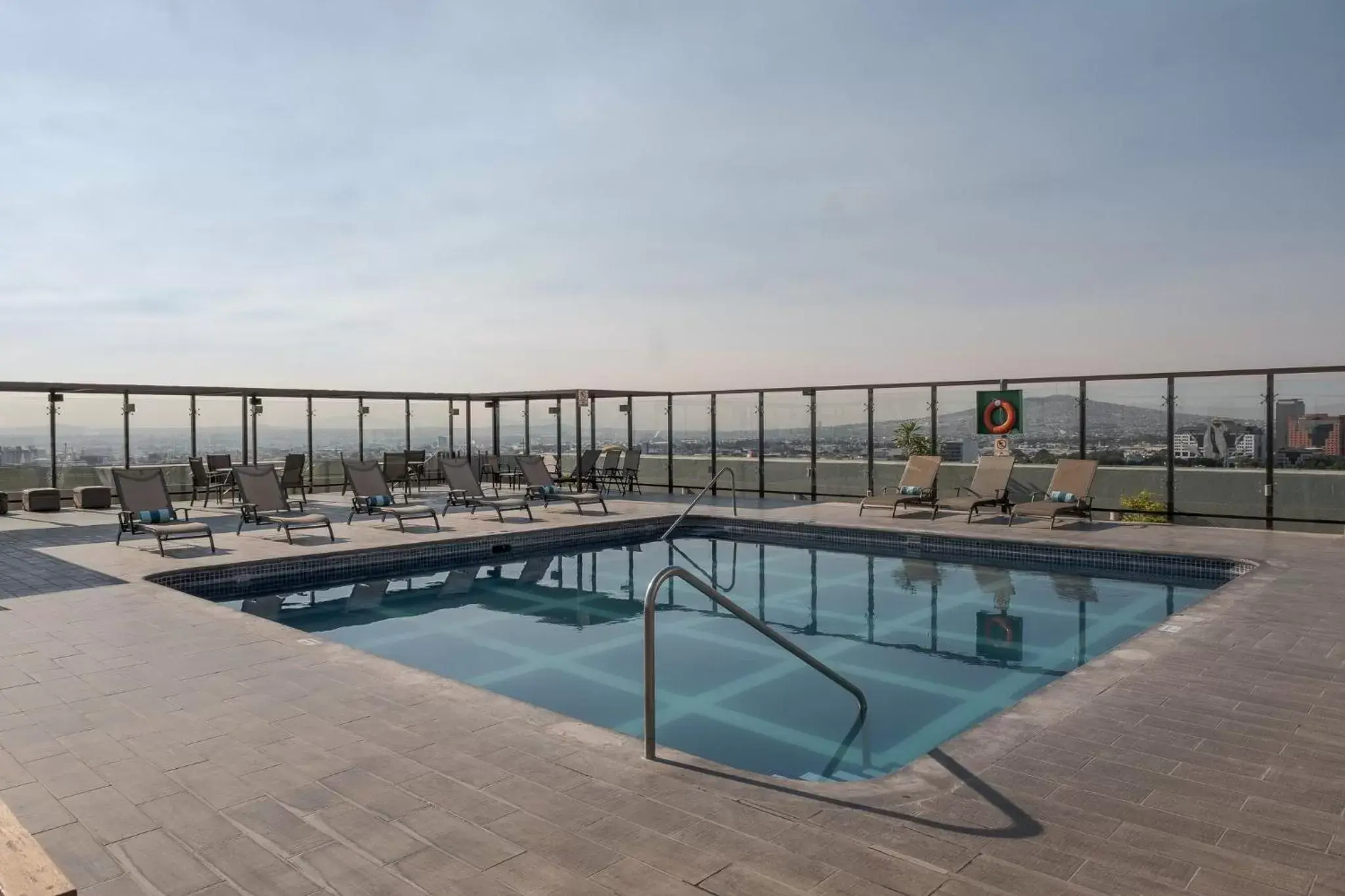 Swimming pool in Holiday Inn Guadalajara Select by IHG Swimming pool in Holiday Inn Guadalajara Select by IHG