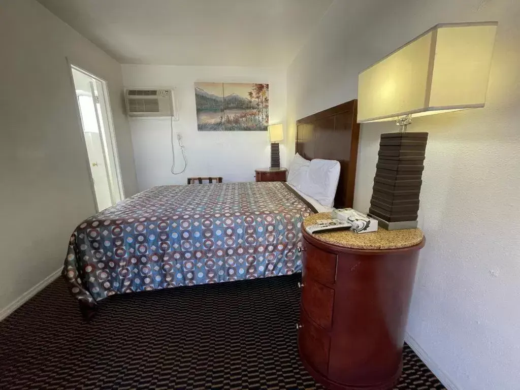 Photo of the whole room, Bed in Desert Inn
