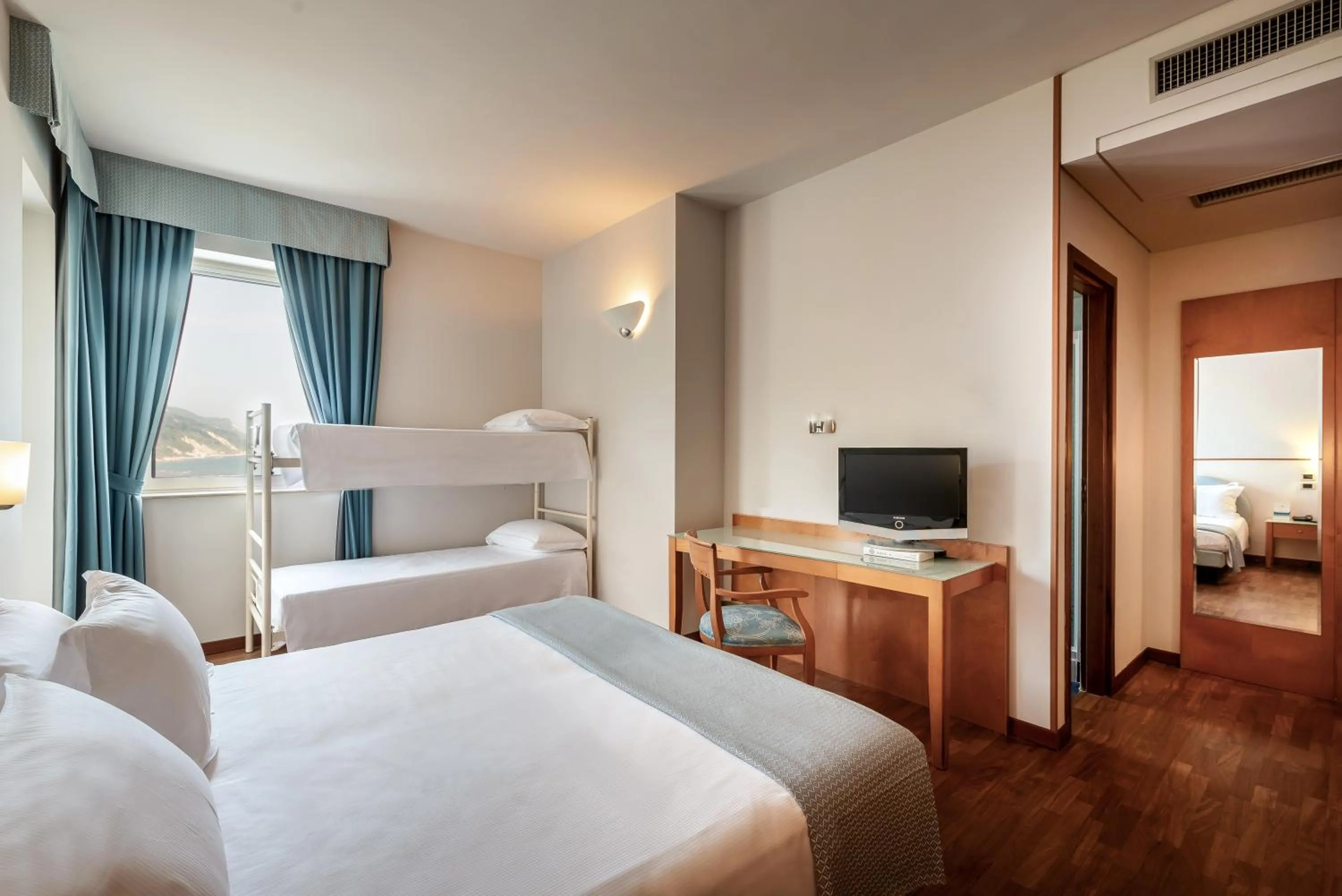 bunk bed, Bed in Hotel Baia Flaminia