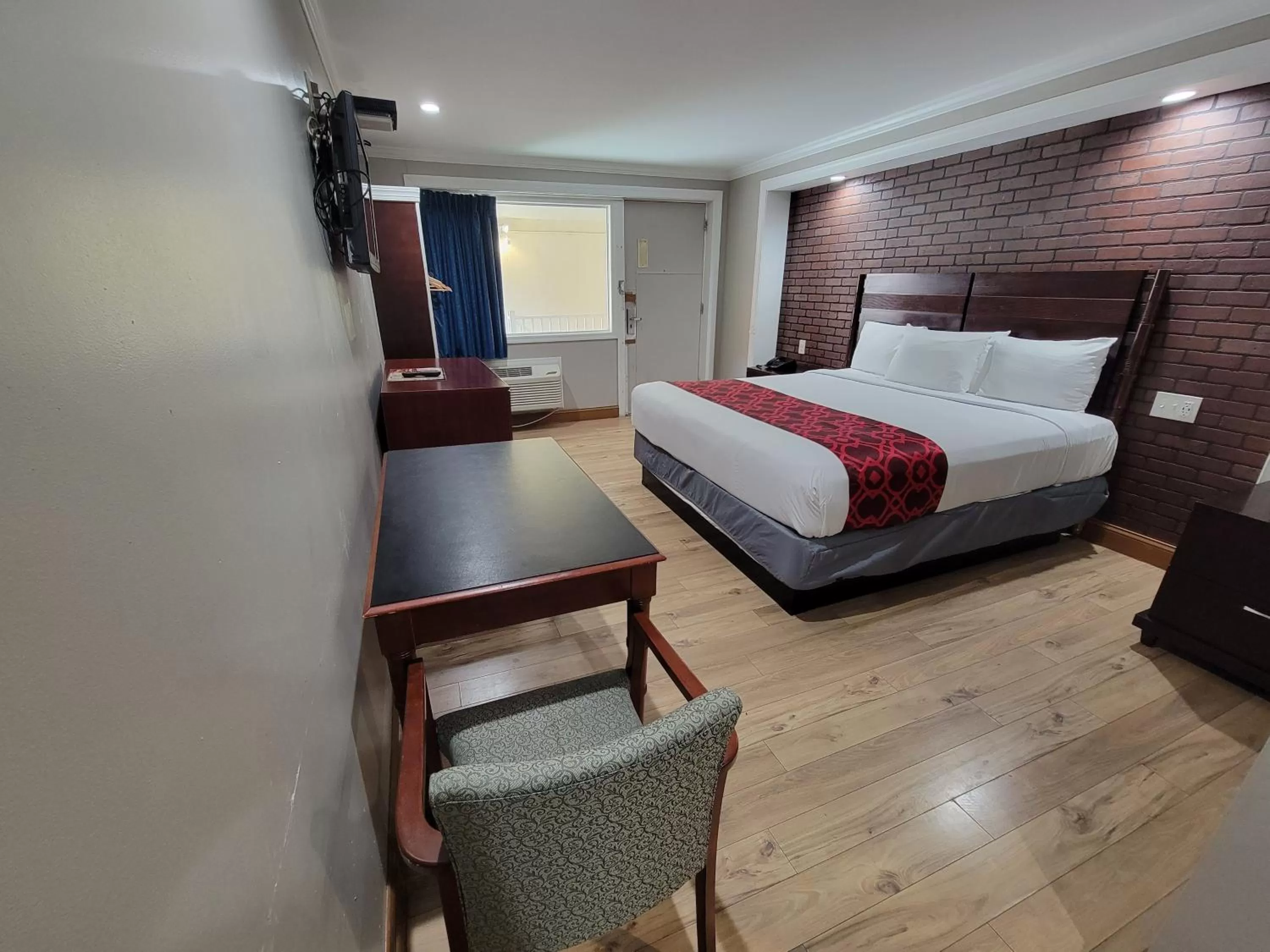 Photo of the whole room, Bed in Eldorado Atlantic City Beach Block