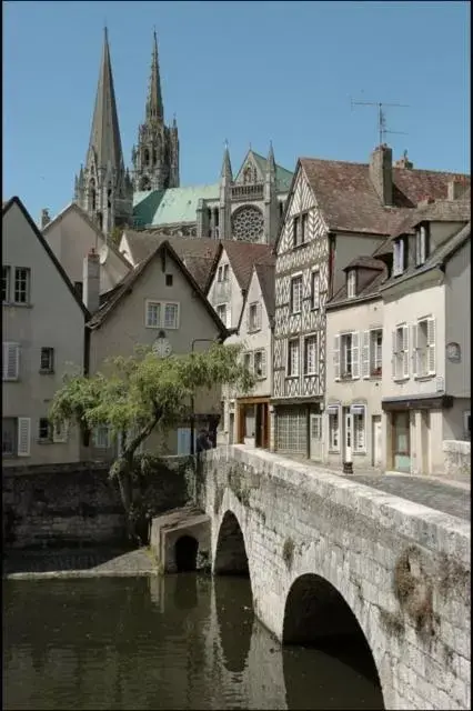 Nearby landmark, Property Building in B&B HOTEL Chartres Centre Cathédrale