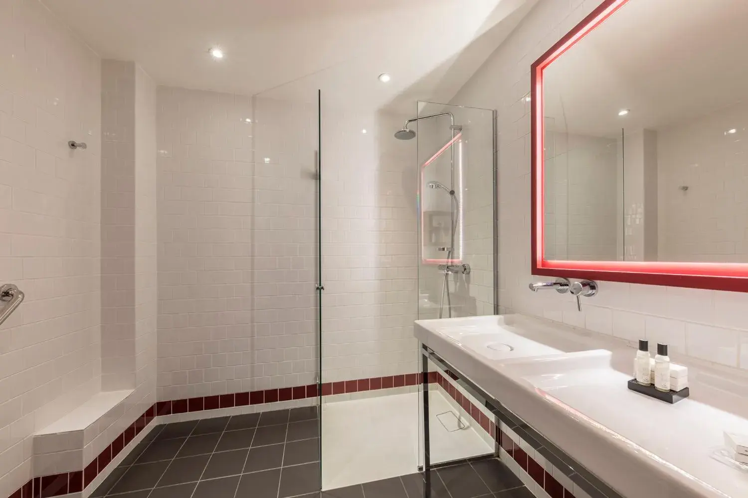 Shower, Bathroom in Hôtel Des Artistes
