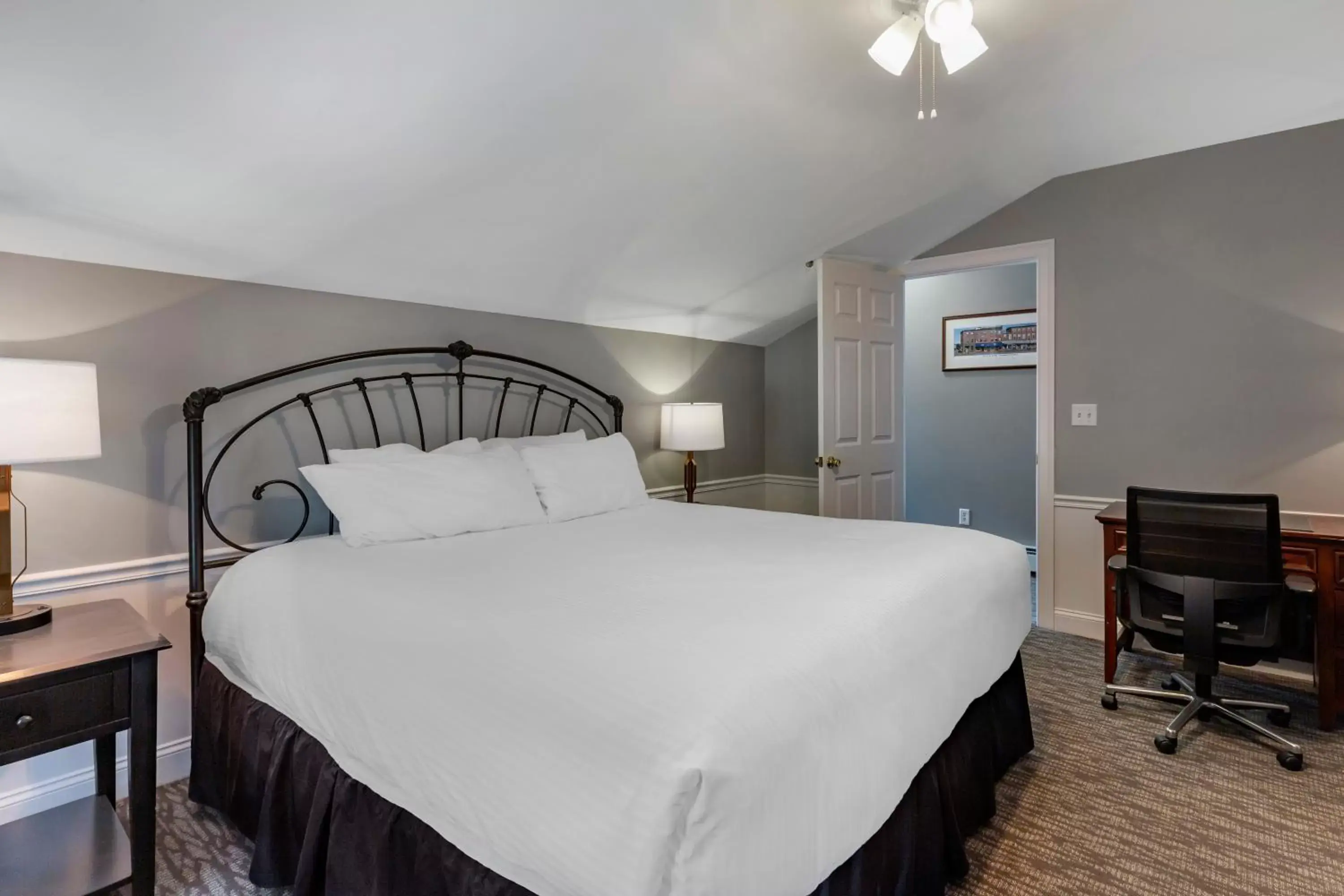 Photo of the whole room, Bed in Essex Street Inn & Suites, Ascend Hotel Collection