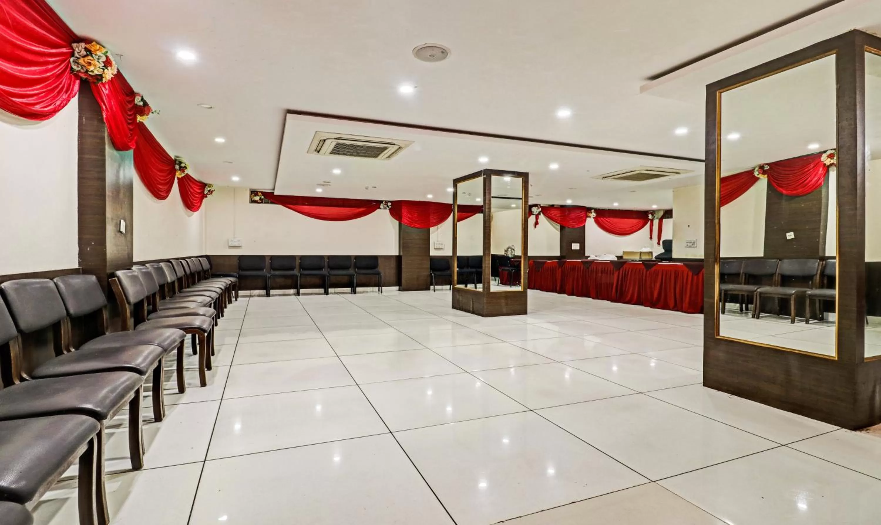 Restaurant/places to eat in Treebo Mohit Regency