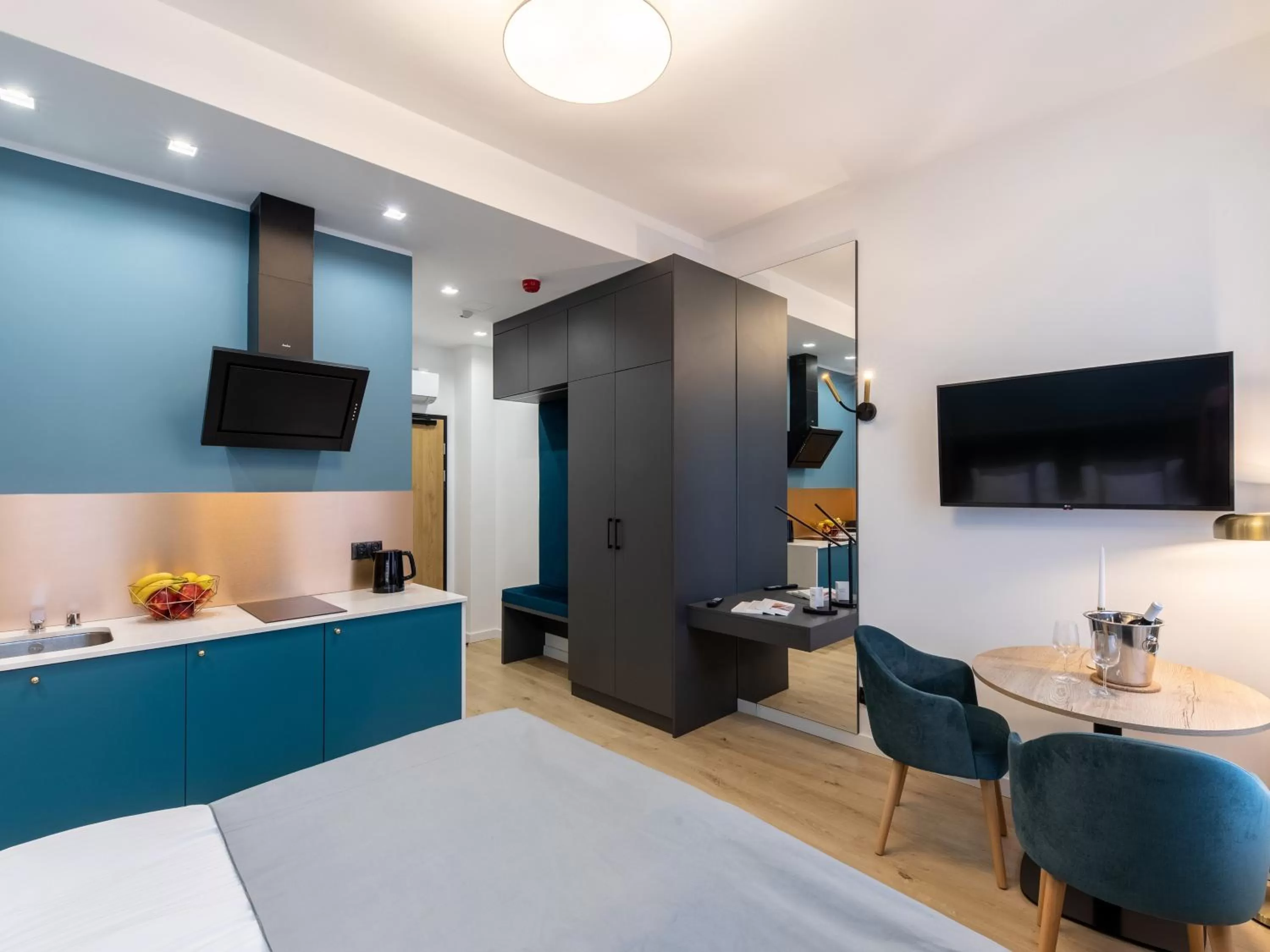 TV and multimedia, Bed in SQUARE APARTMENTS GDYNIA