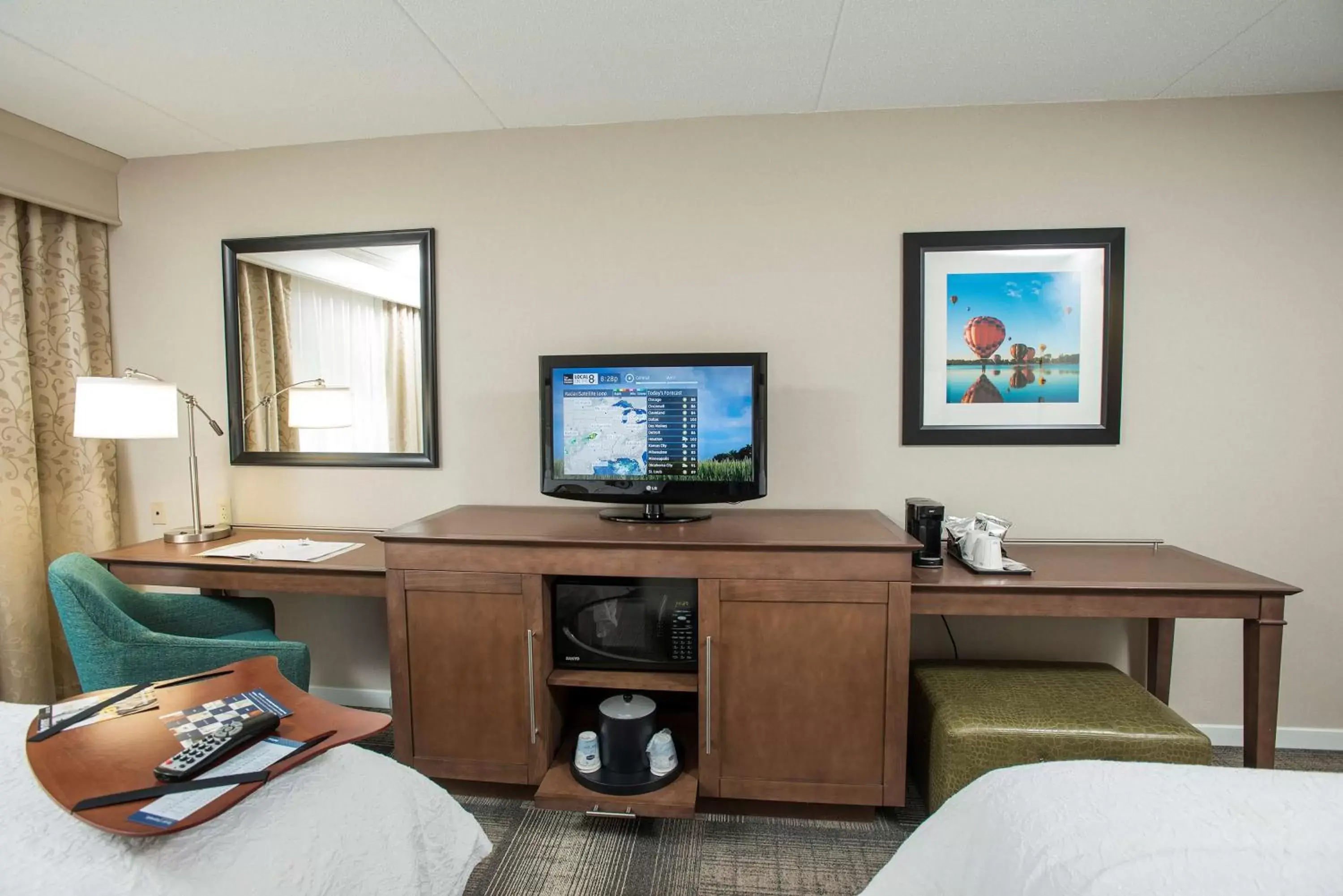 Bedroom, TV/Entertainment Center in Hampton Inn & Suites Cincinnati-Union Centre