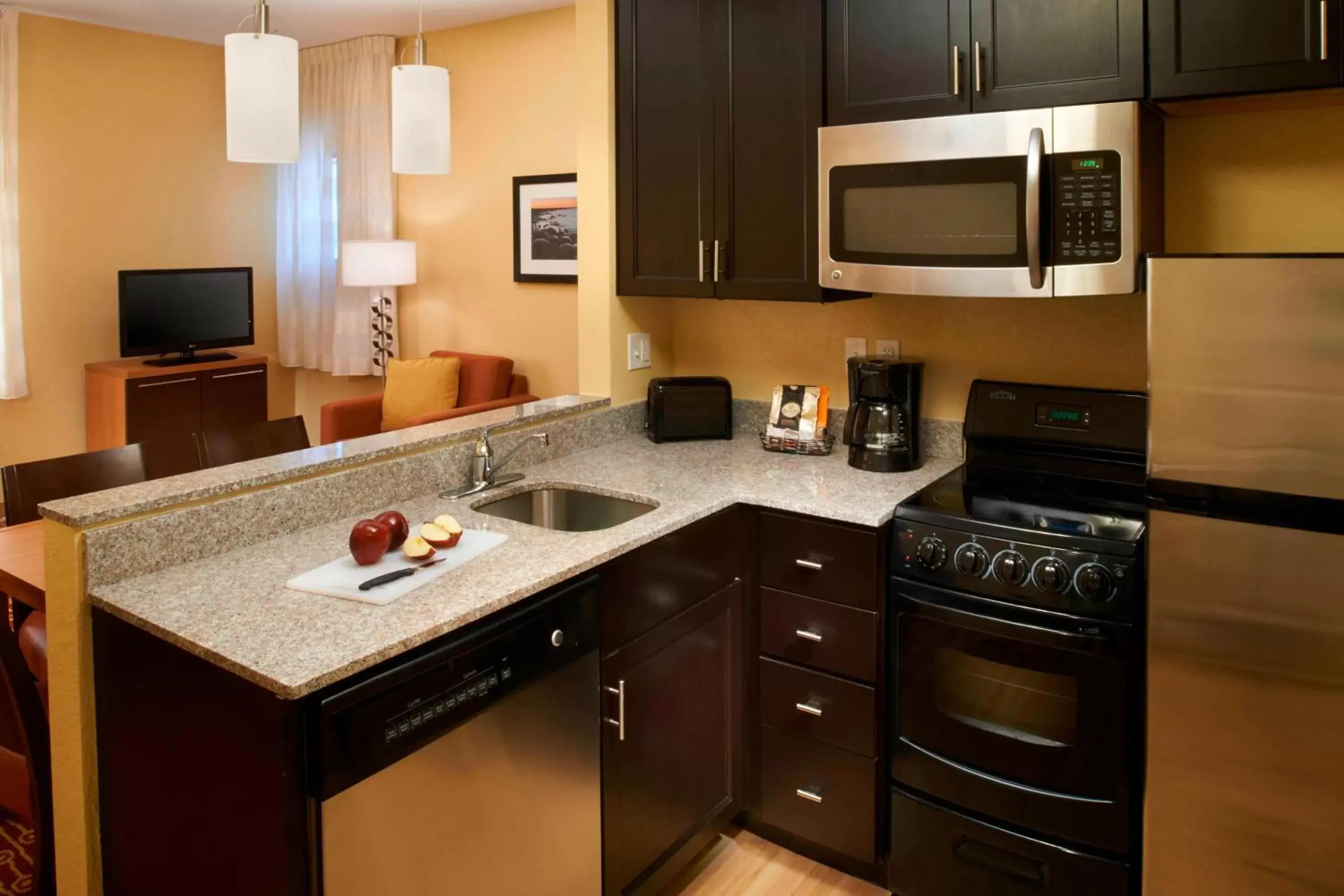 Kitchen or kitchenette, Kitchen/Kitchenette in TownePlace Suites by Marriott Saginaw