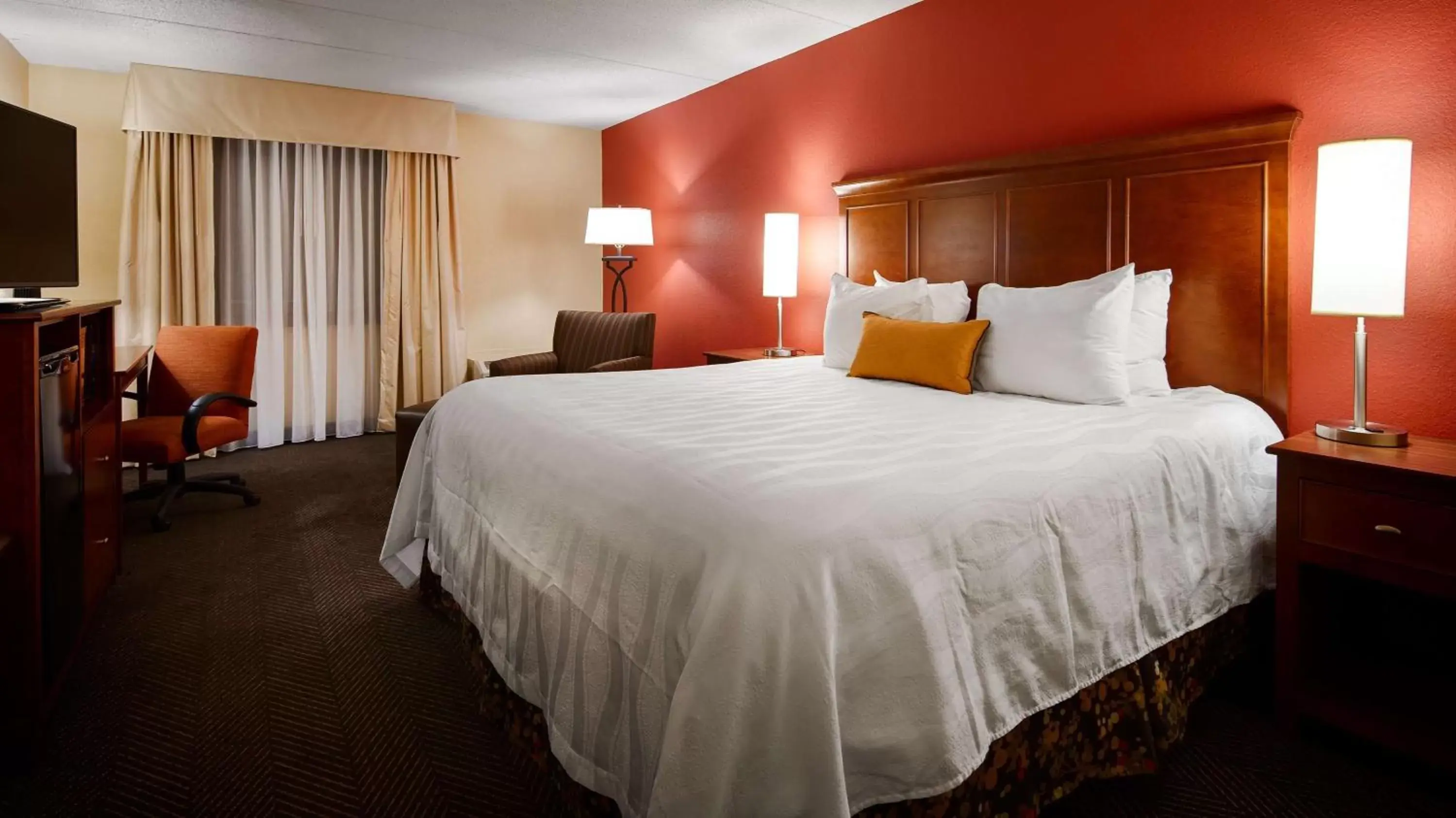 King Room - Mobility Accessible with Roll-in Shower in Best Western Plus St. Paul North/Shoreview