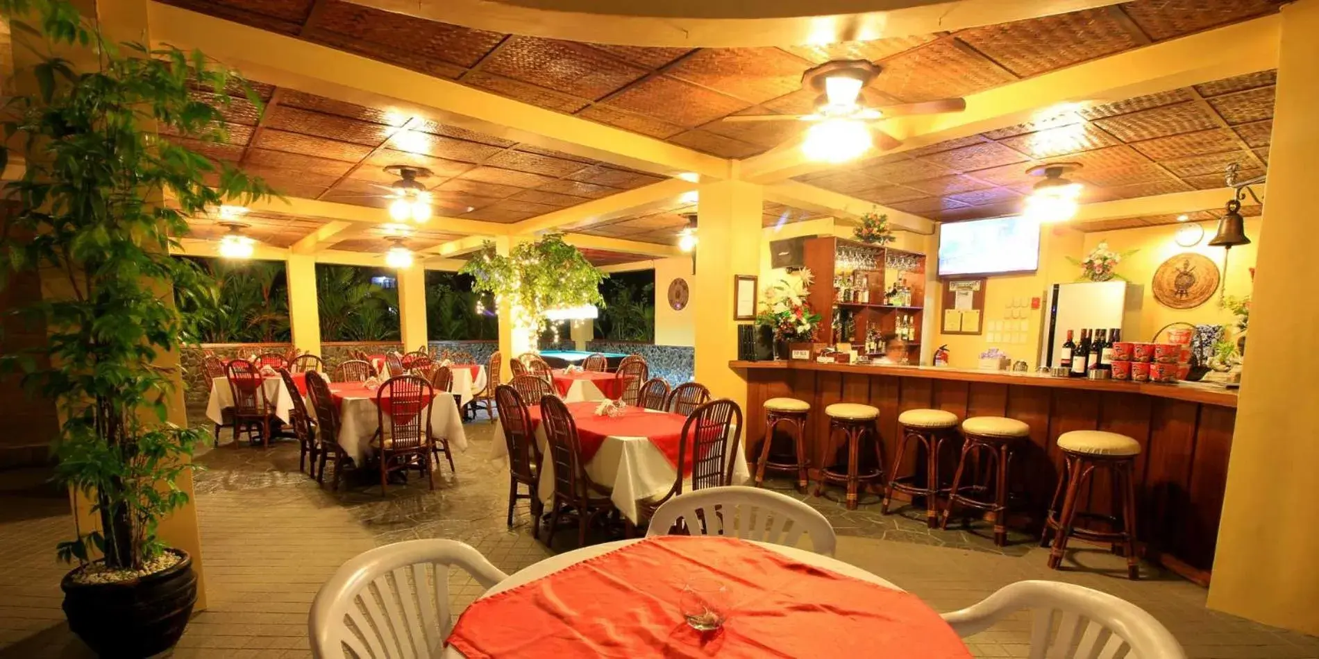 Lounge or bar, Restaurant/Places to Eat in Mermaid Resort and Dive Center