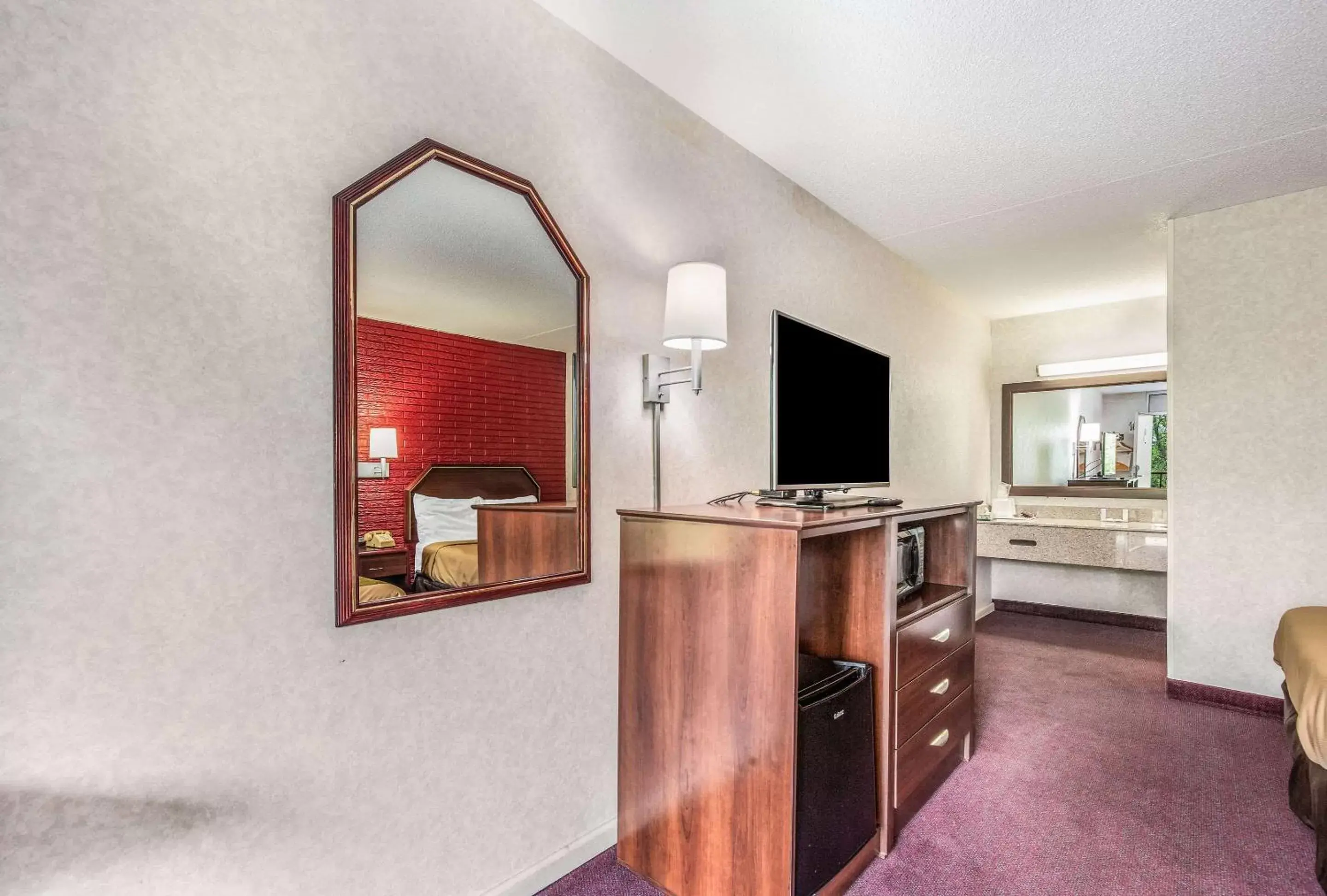 Photo of the whole room, TV/Entertainment Center in Economy Inn